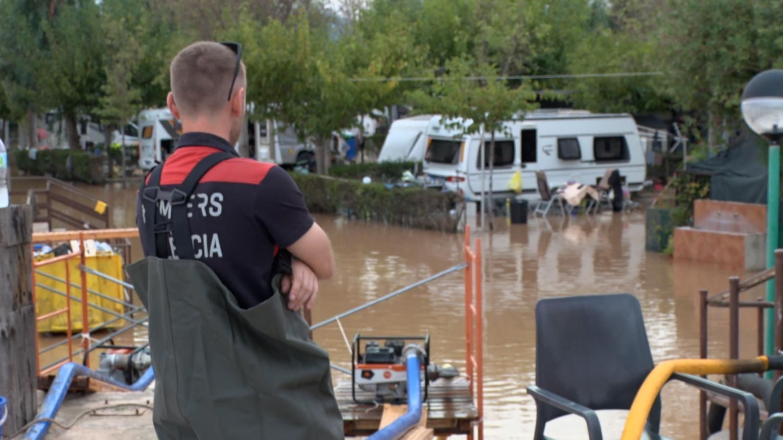 Los bomberos achican el agua del camping completamente anegado