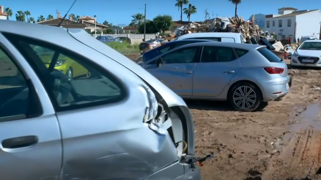 La DANA arrasa los campings de la playa de Oliva: "La caravana se tambaleaba y saltó la electricidad. Daba miedo"