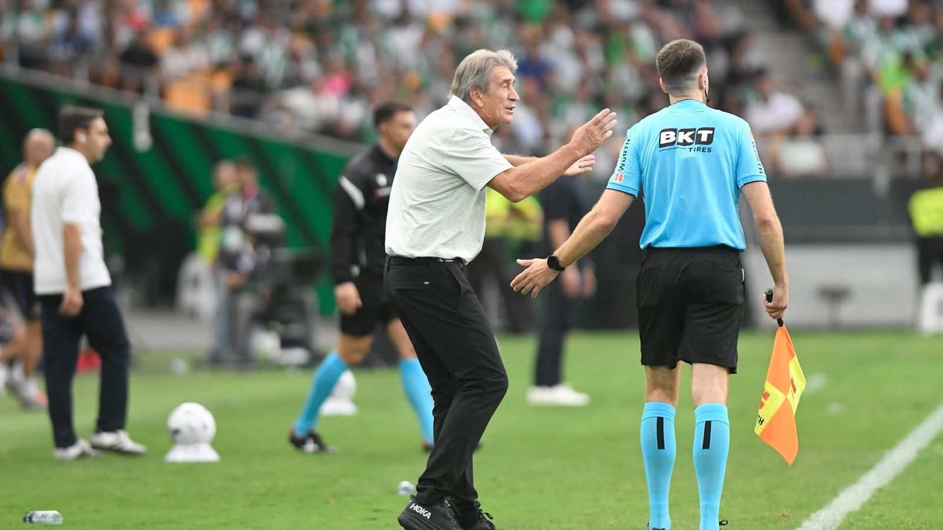 Manuel Pellegrini, protestando el gol anulado a Lo Celso Manuel Pellegrini, protestando el gol anulado a Lo Celso
