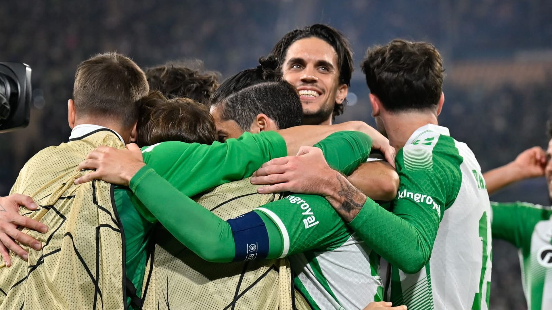 Marc Bartra celebra el gol de Isco en el Betis-Feyenoord Marc Bartra celebra el gol de Isco en el Betis-Feyenoord