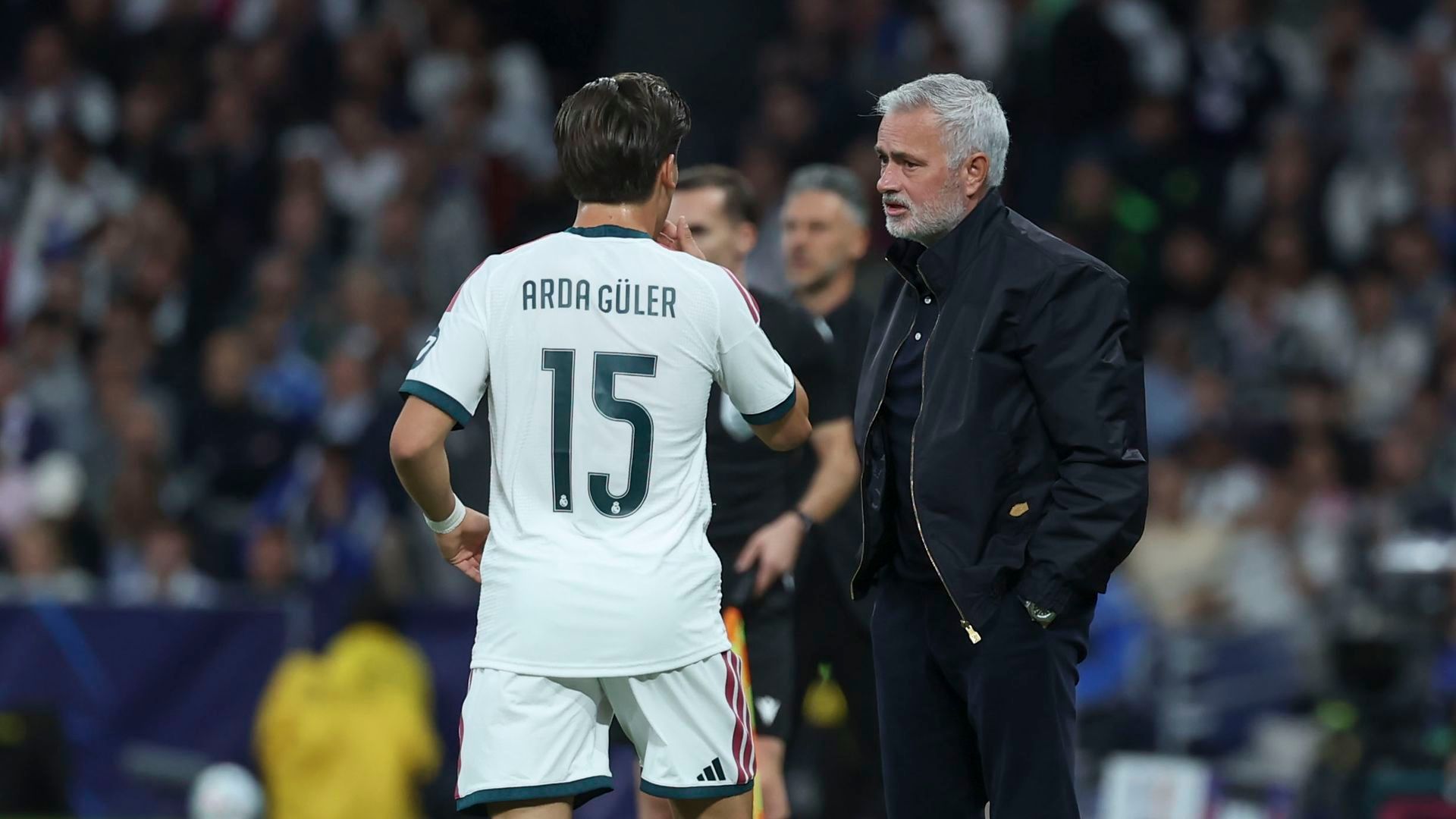Mourinho charla con Arda Güler durante el Real Madrid-Leipzig.