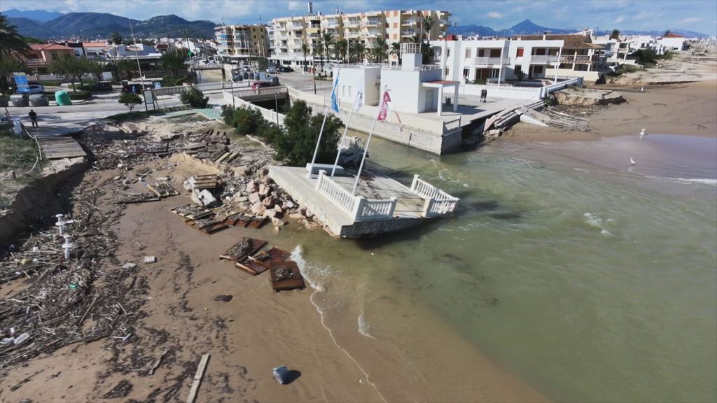 Un dron muestra los destrozos de la DANA en Oliva: de la destrucción del paseo marítimo a casas y negocios