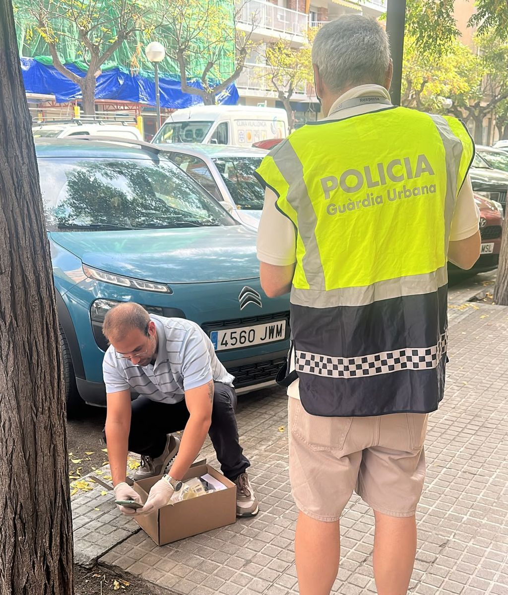Personal autorizado realiza la recogida de heces de perro