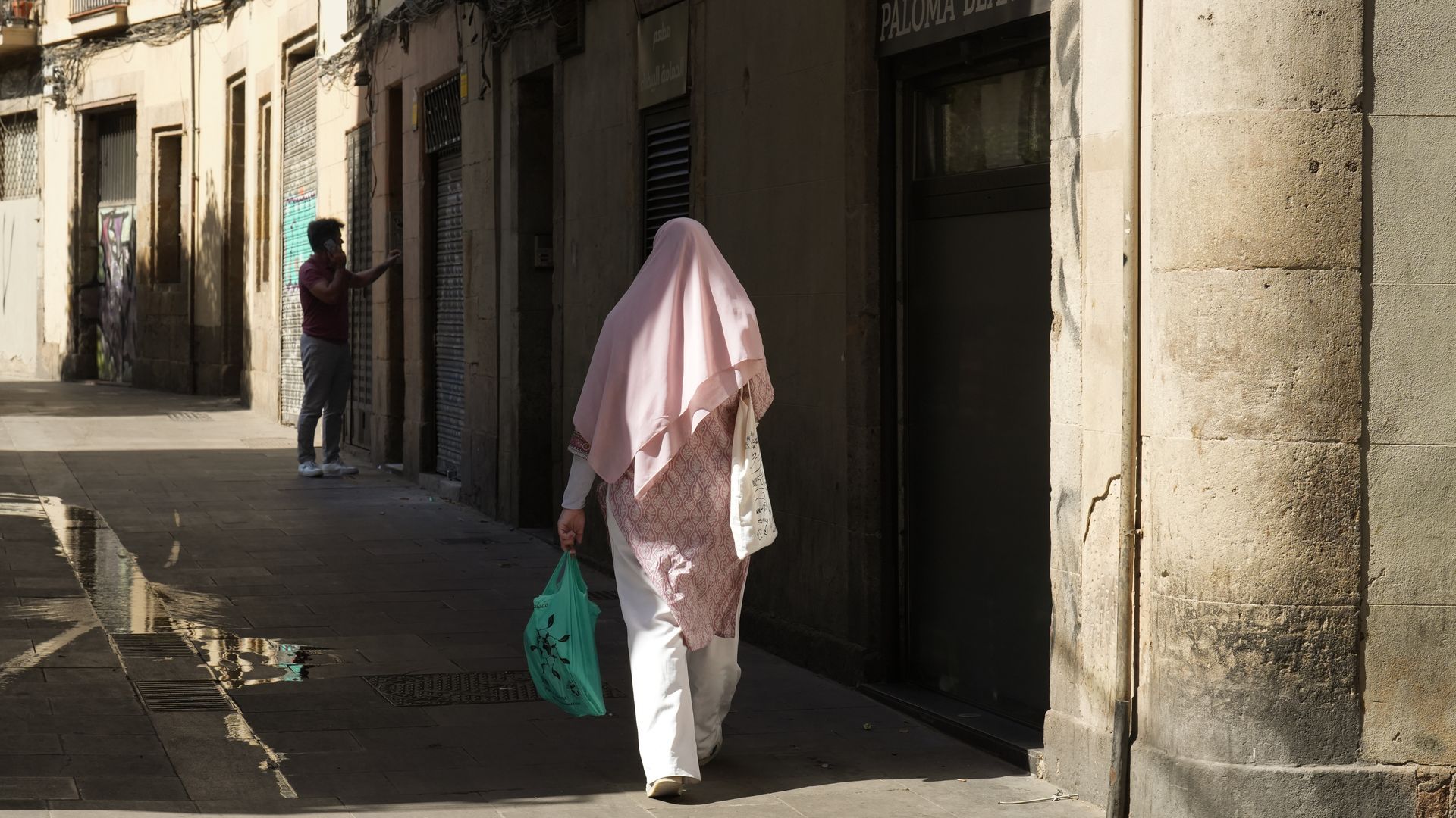 Siete de los 15 barrios con más extranjeros están en Barcelona capital, según el INE Siete de los 15 barrios con más extranjeros están en Barcelona capital, según el INE