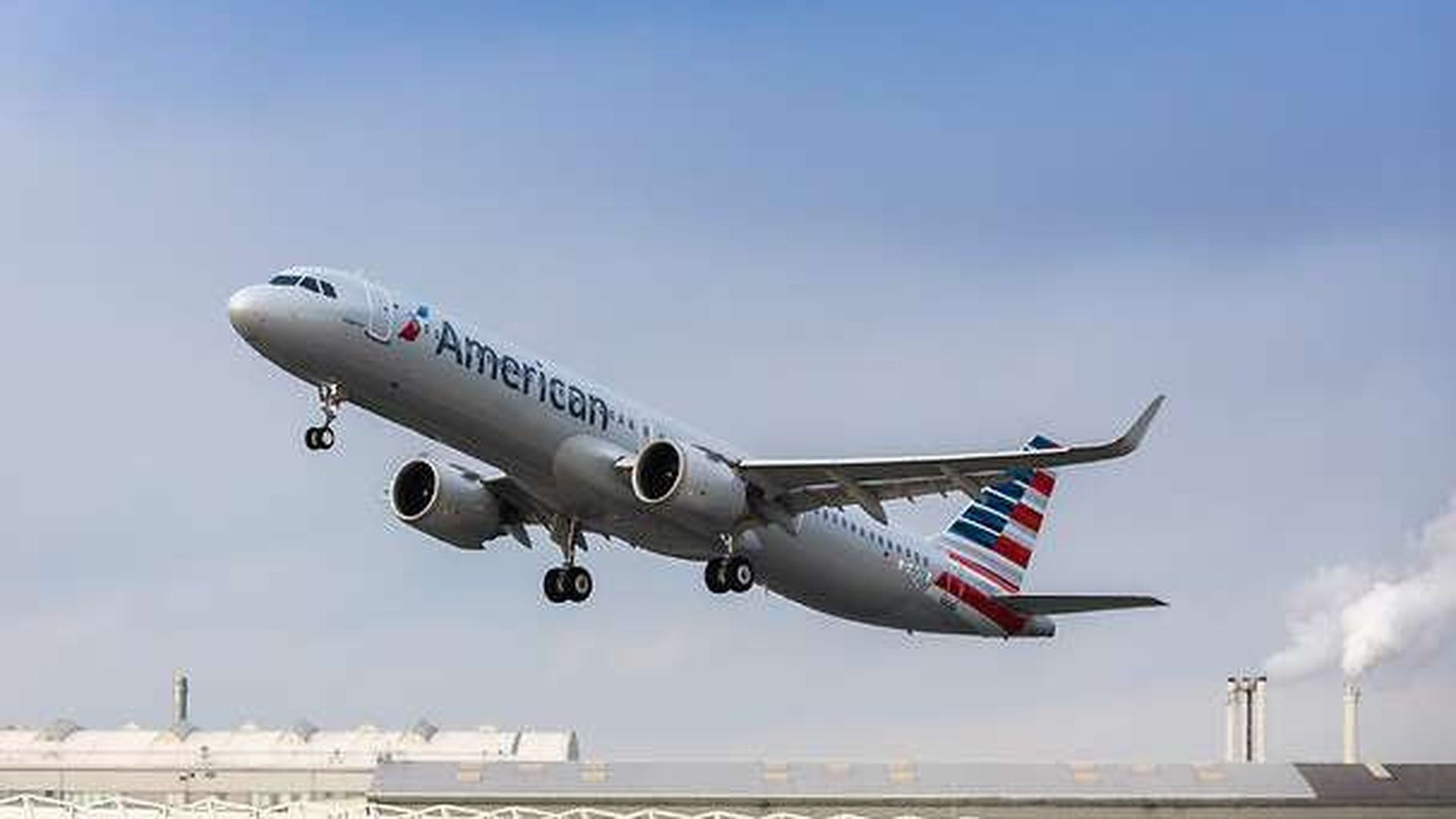 Un avión de American Airlines procedente de Barcelona sufre un reventón de dos ruedas durante su aterrizaje en Chicago Un avión de American Airlines procedente de Barcelona sufre un reventón de dos ruedas durante su aterrizaje en Chicago