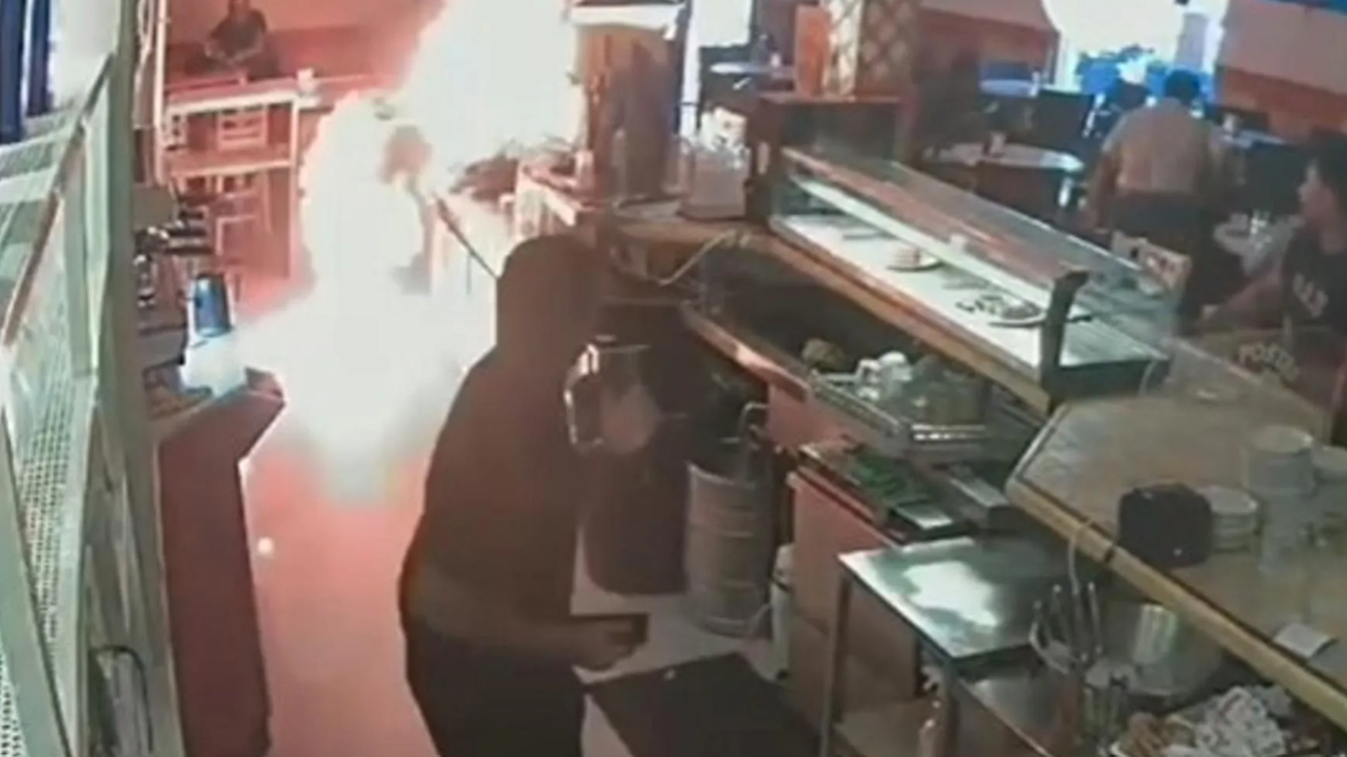 Un hombre acepta tres años y medio de prisión por incendiar un bar en Sevilla donde no le dieron mayonesa: roció la barra con gasolina Un hombre acepta tres años y medio de prisión por incendiar un bar en Sevilla donde no le dieron mayonesa: roció la barra con gasolina