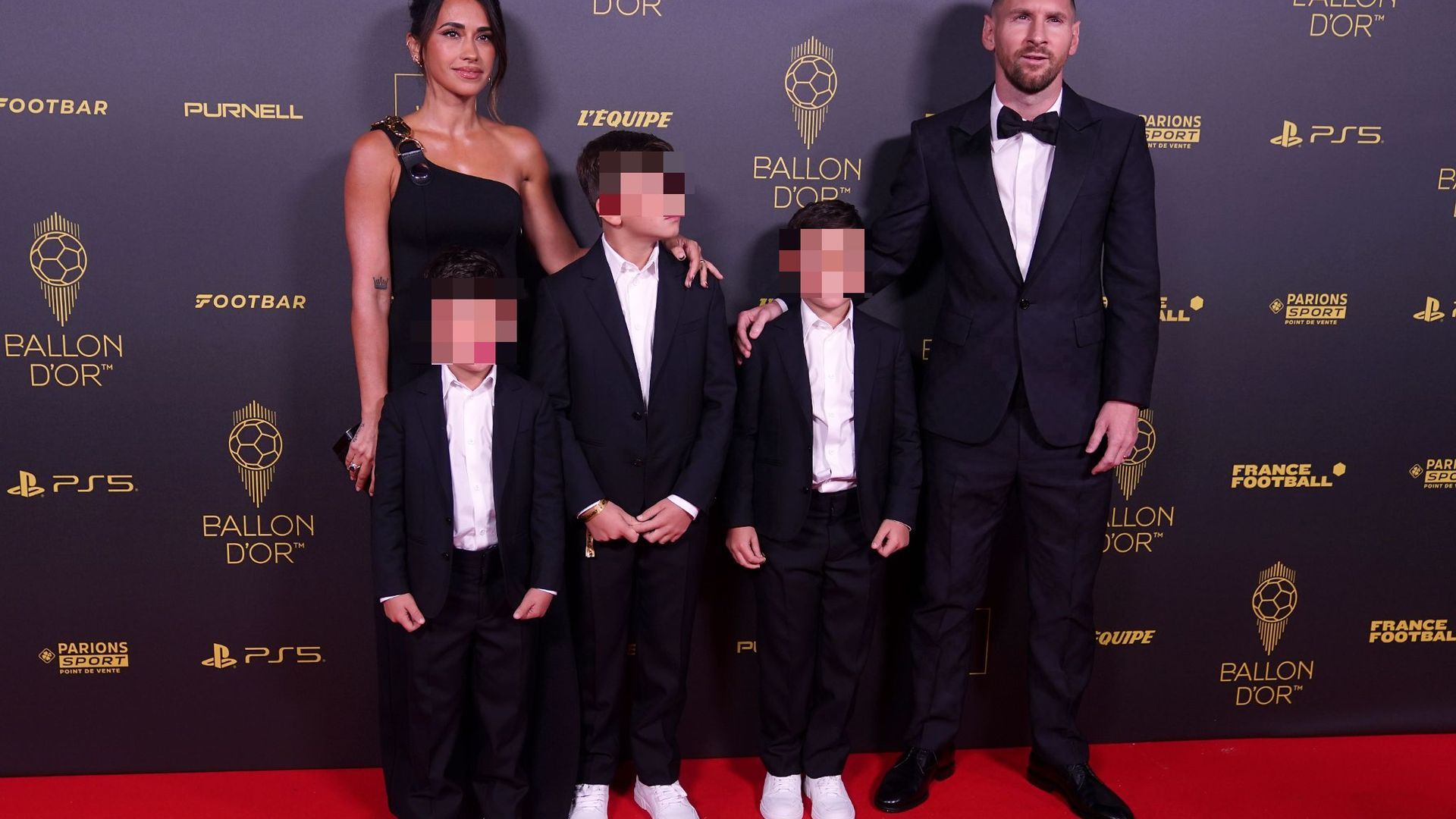 Antonela Rocuzzo y Leo Messi, en la gala del Balón de Oro 2023, con sus hijos