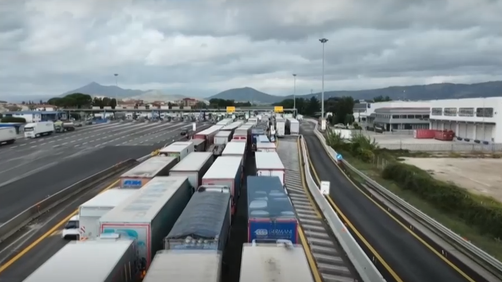 Los bloqueos de los transportistas italianos dejan los supermercados, gasolineras y aeropuertos desabastecidos tras varios días de protestas