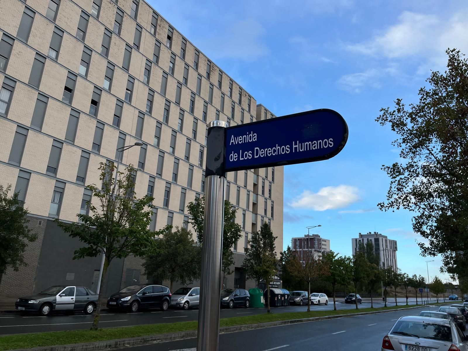 Edificio de Avenida de Los Derechos Humanos donde se ubican los cuatro portales y 96 viviendas afectadas