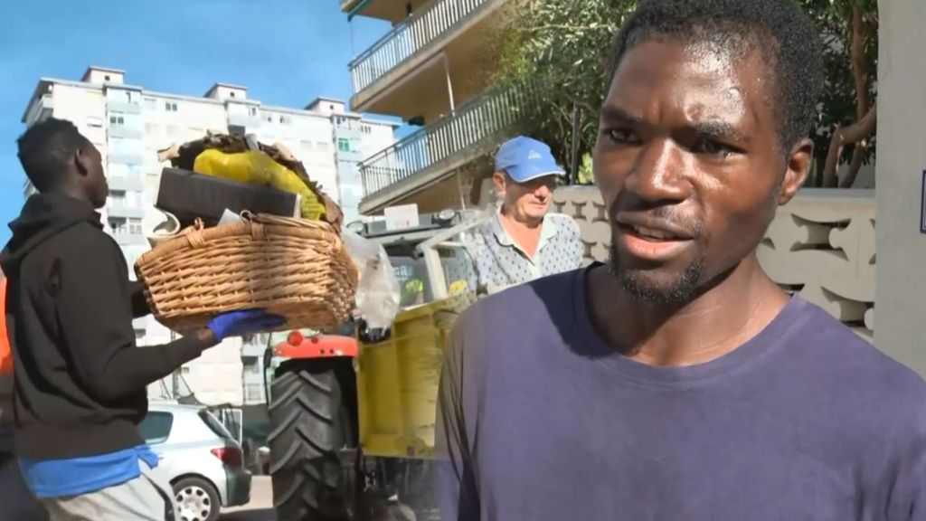 Los inmigrantes de Miramar abandonan el hotel de acogida para ayudar a los vecinos a limpiar sus casas tras la dana: "Necesitamos ayudar"
