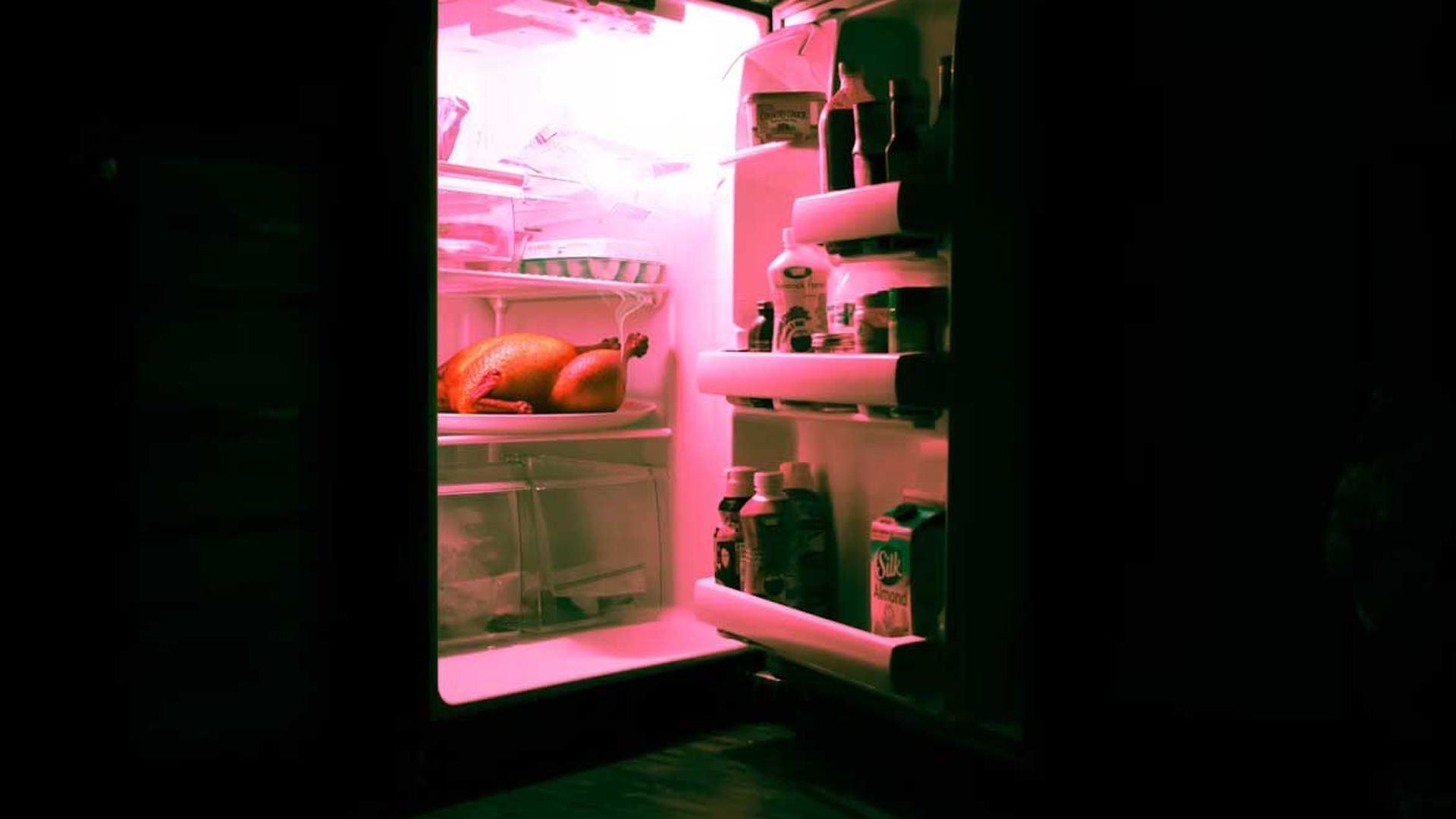 Introducir un alimento aún caliente en el frigorífico no es una buena idea.