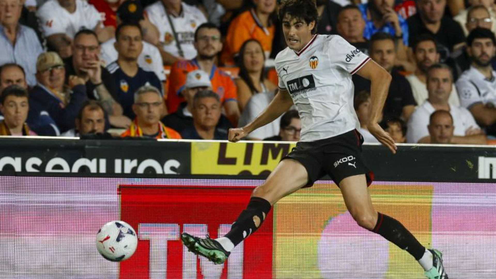 Javi Guerra ante el Athletic en Mestalla