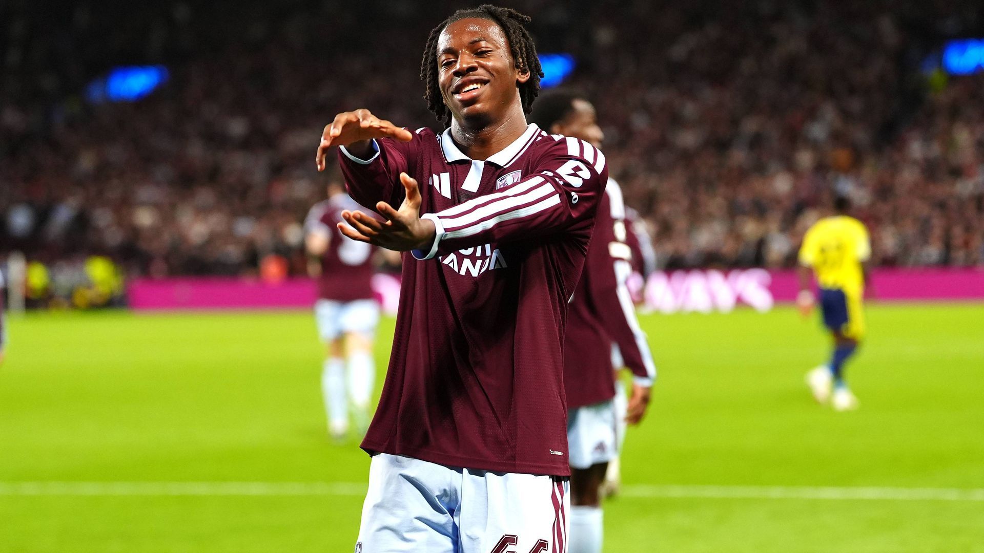 Johan Manzambi con el Aston Villa