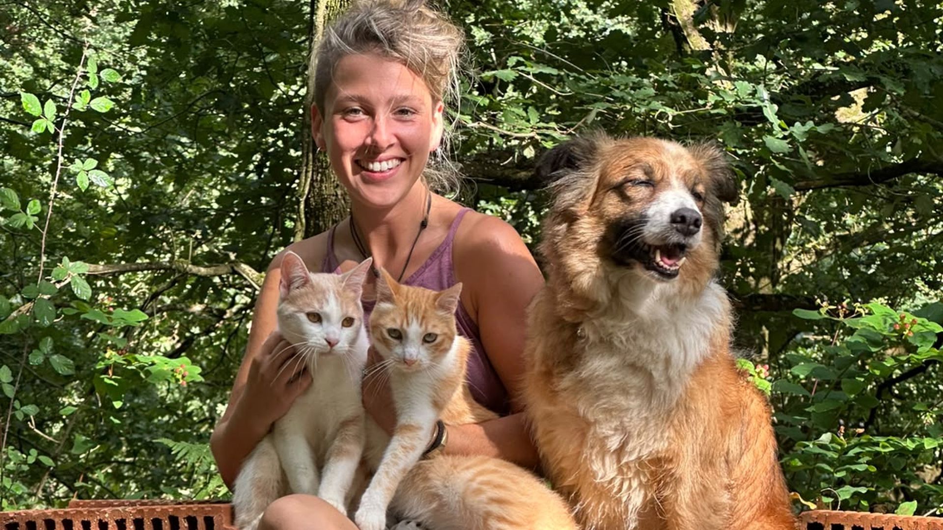 Jone, con algunos de sus gatitos y perritos