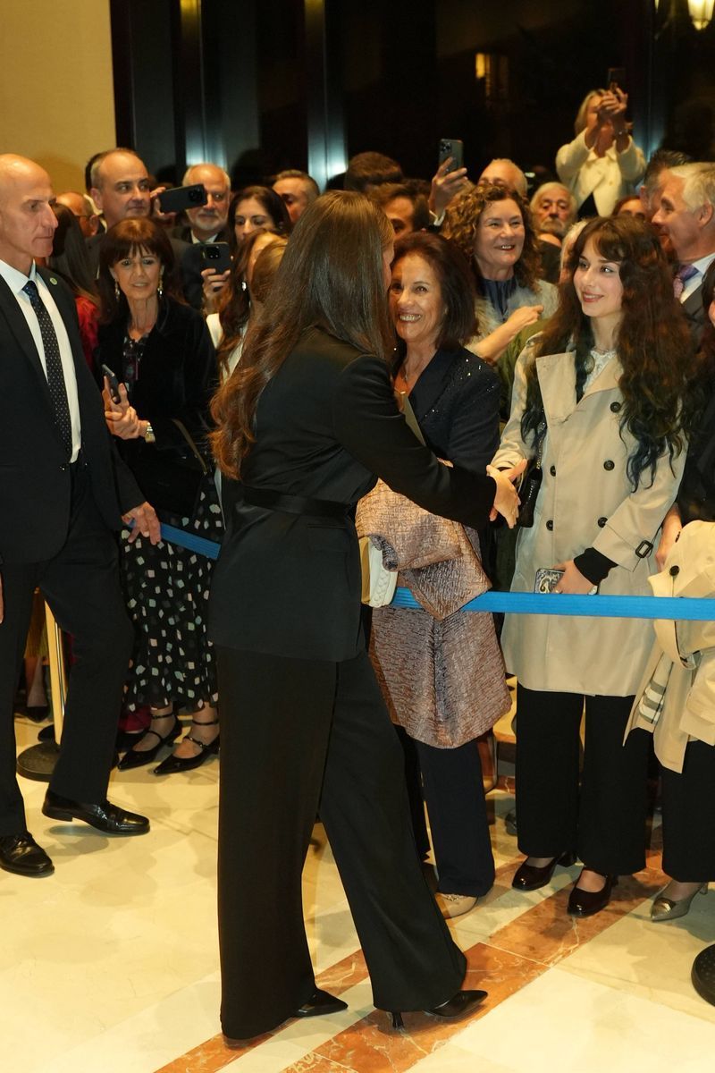 Leonor, saludando a los ciudadanos a su salida del concierto en el Auditorio Príncipe Felipe