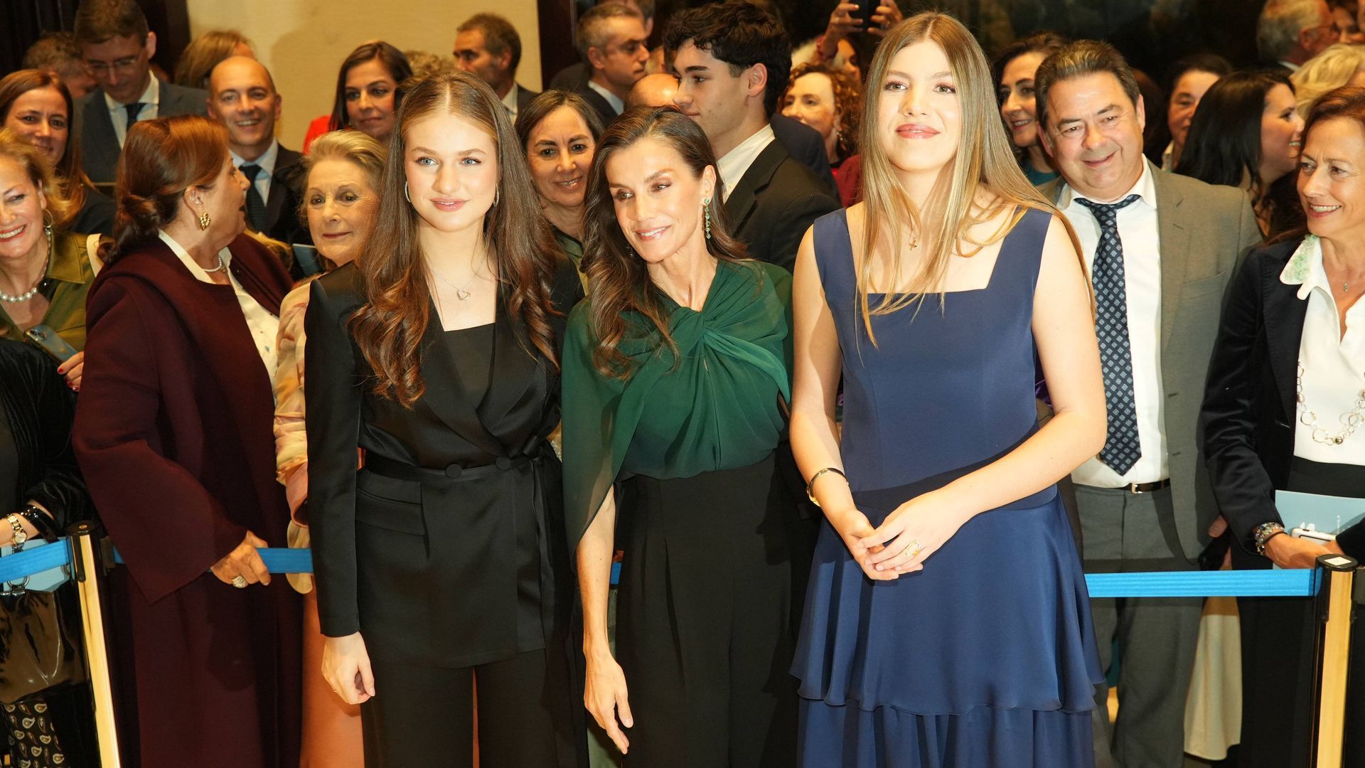 Letizia se ha podido fotografiar con sus dos hijas tras pedir a Leonor que se reuniese con ella y Sofía