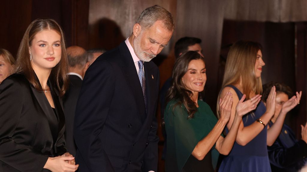Los reyes inauguran con Leonor y Sofía los Premios Princesa tras el concierto: de los looks de la Casa Real a la esperada llegada de Messie