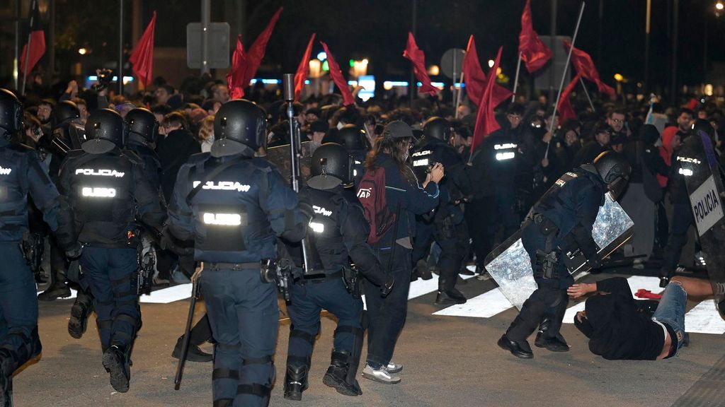 Manifestantes y policías heridos en A Coruña tras una jornada que acabó con más tensión y disturbios durante la noche