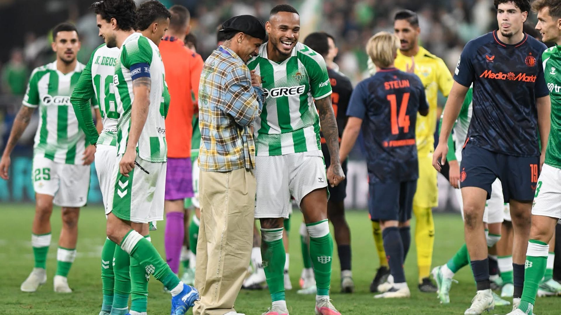 Natan, celebrando el triunfo con el Cucho Hernández
