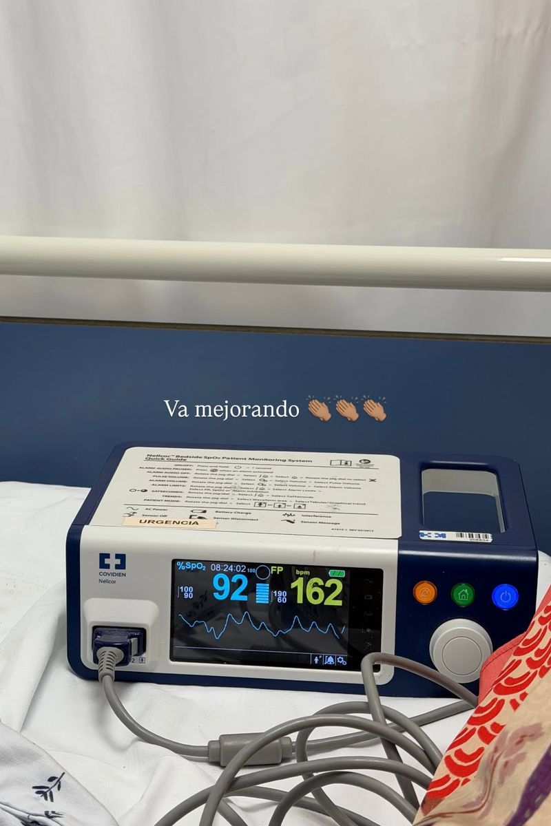 Patricia Steisy muestra una imagen del paso de su hija Athenea por el hospital