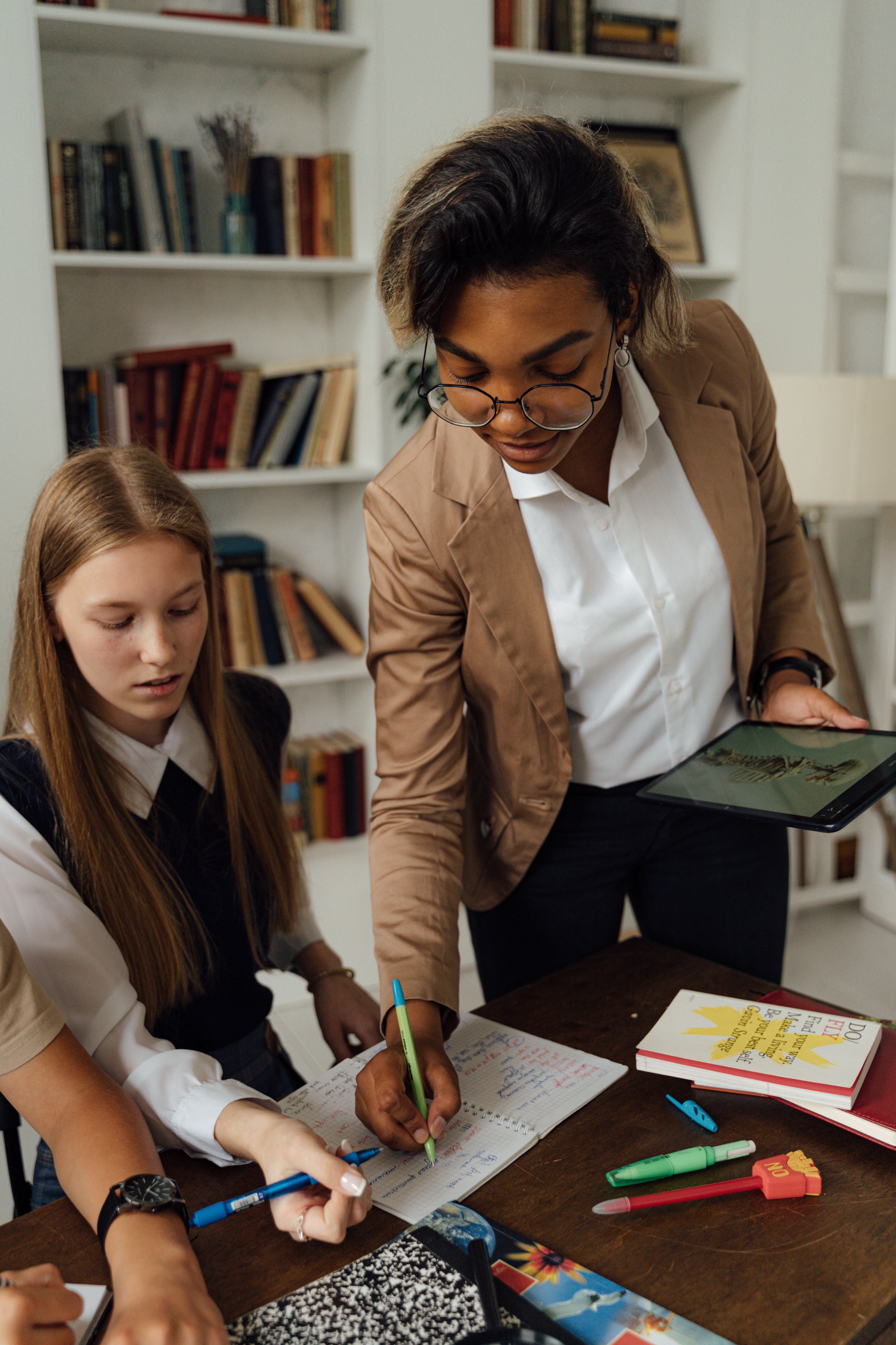 Profesora con alumna en clase