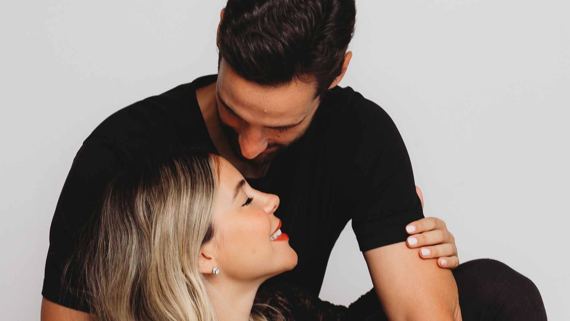 Sergio Rico y Alba Silva durante una sesión de fotos