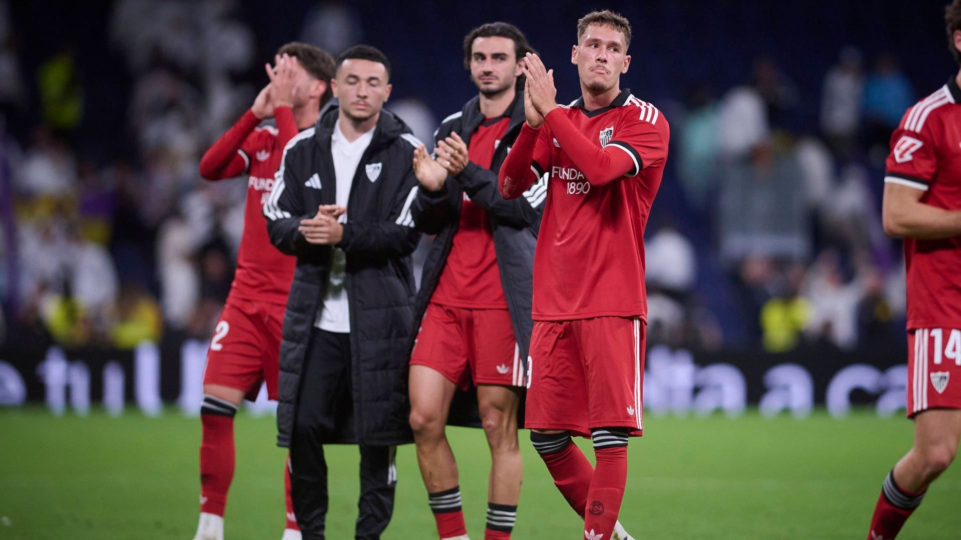Stassin saluda al sevillismo tras el partido ante el Real Madrid