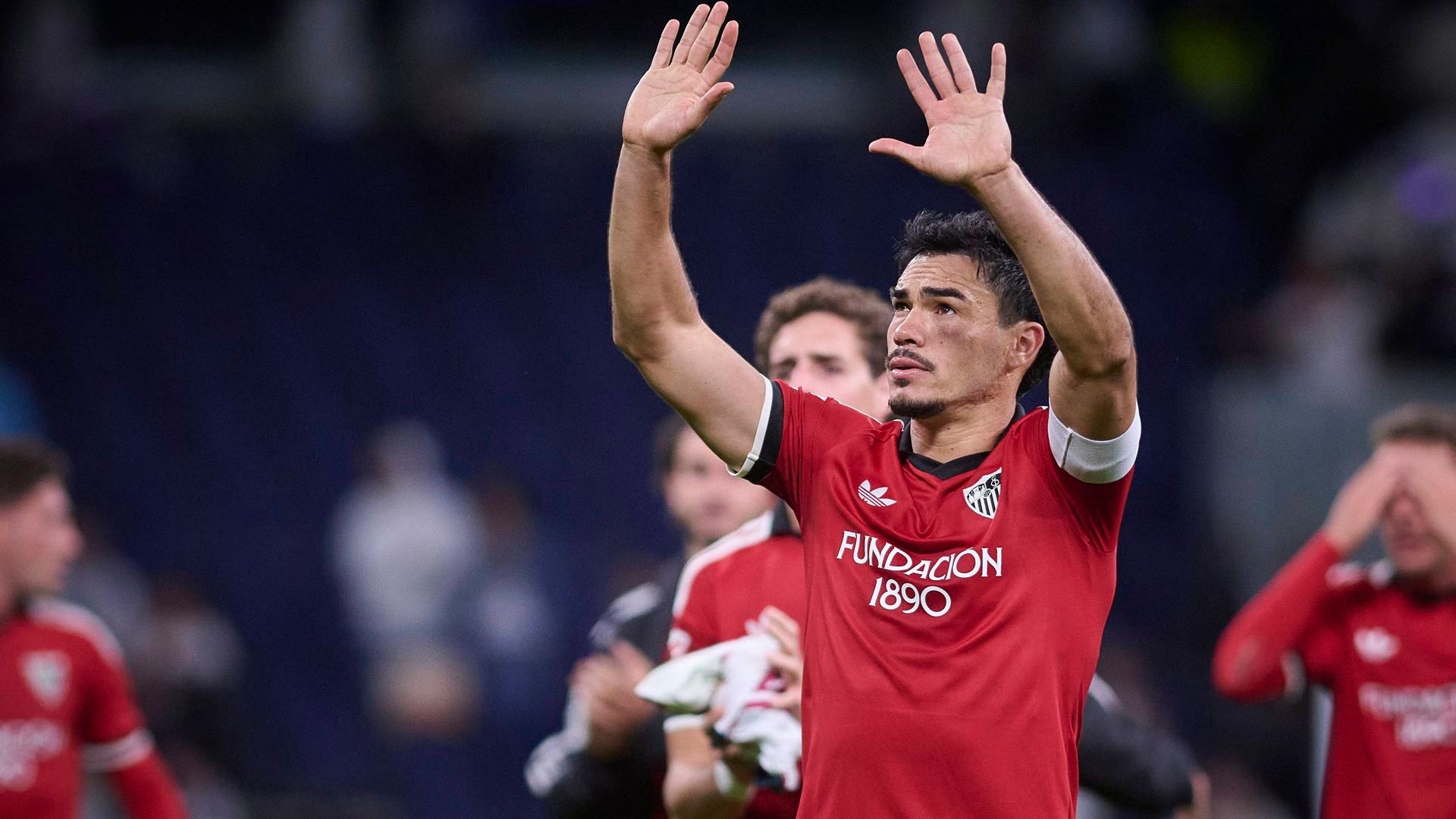 Suazo saluda al sevillismo tras el Real Madrid - Sevilla