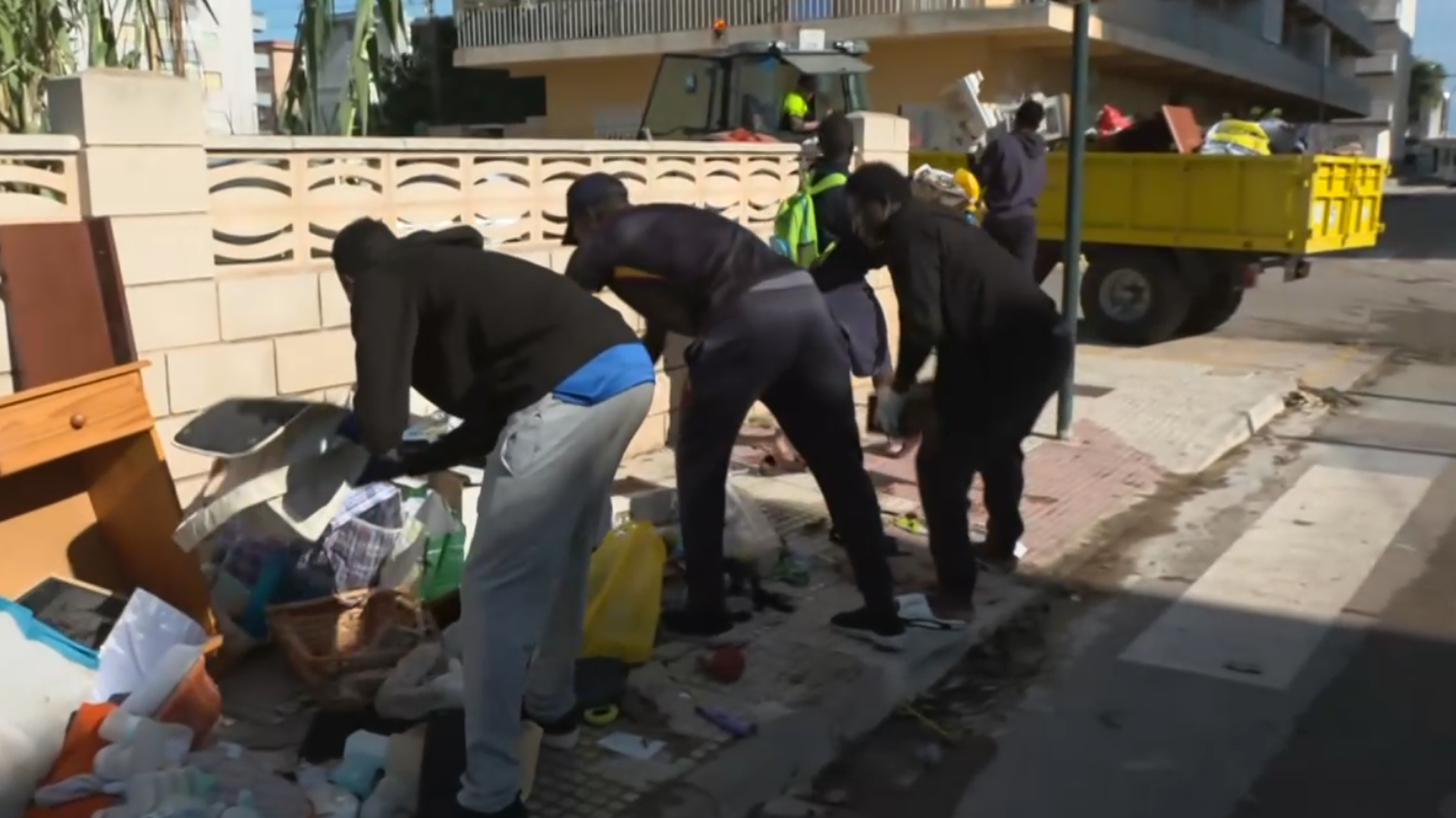 Un grupo de inmigrantes ayudando en las labores de limpieza tras la dana