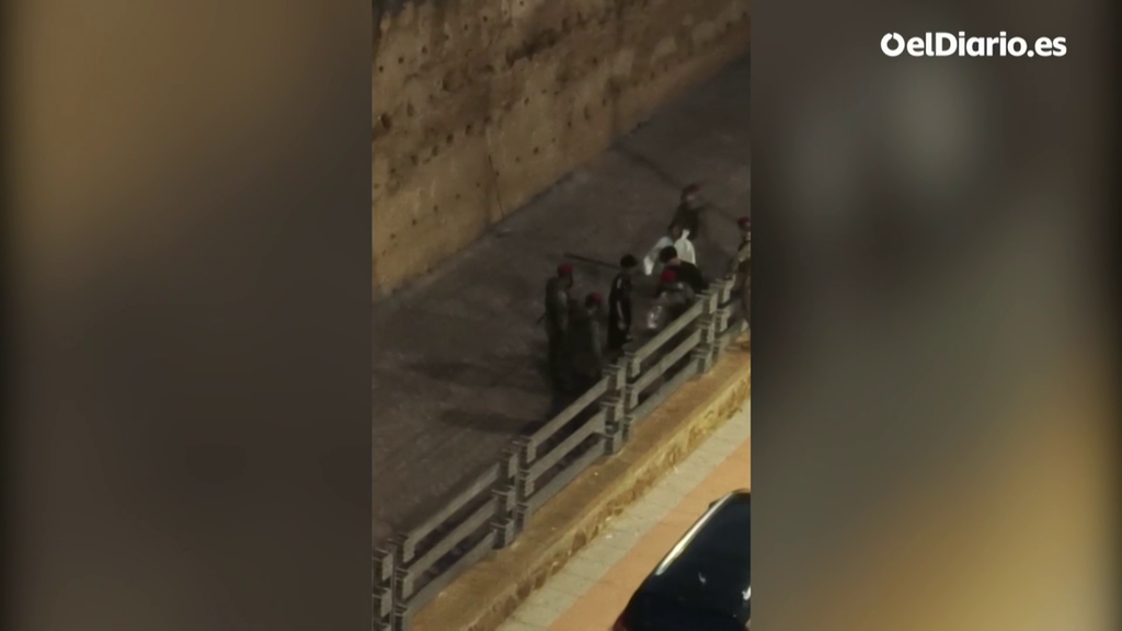 Un vídeo grabado por vecinos ceutíes capta a un militar abofeteando varias veces a un migrante que dormía en la calle