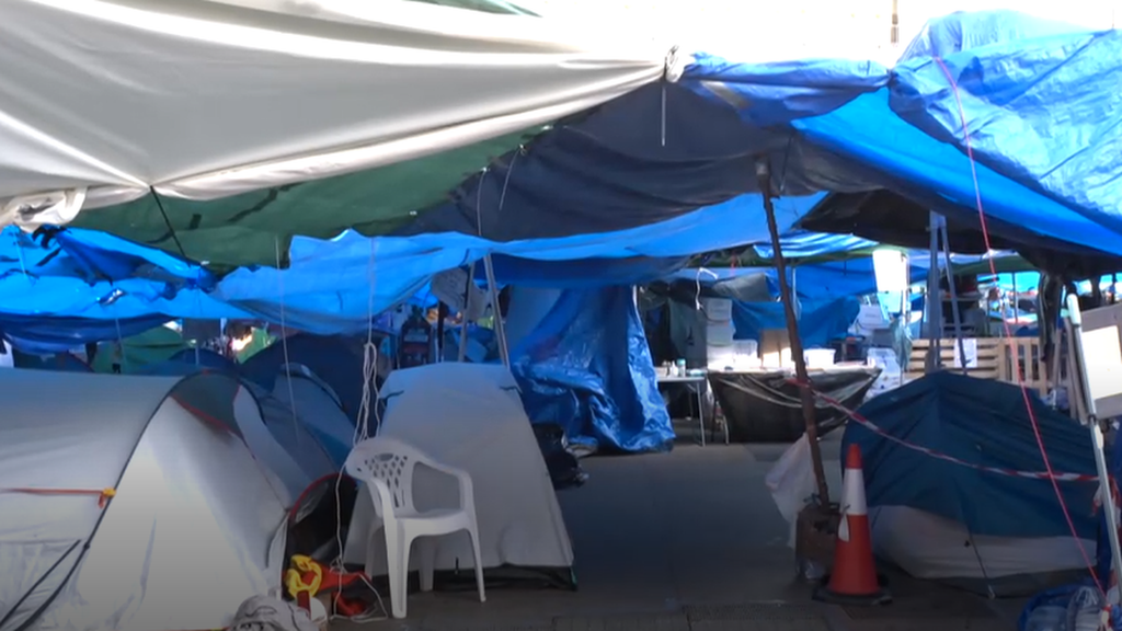 28 días de acampada en Sol convertida ya en otra cosa: un búnker de tiendas ocultas de gente sin hogar