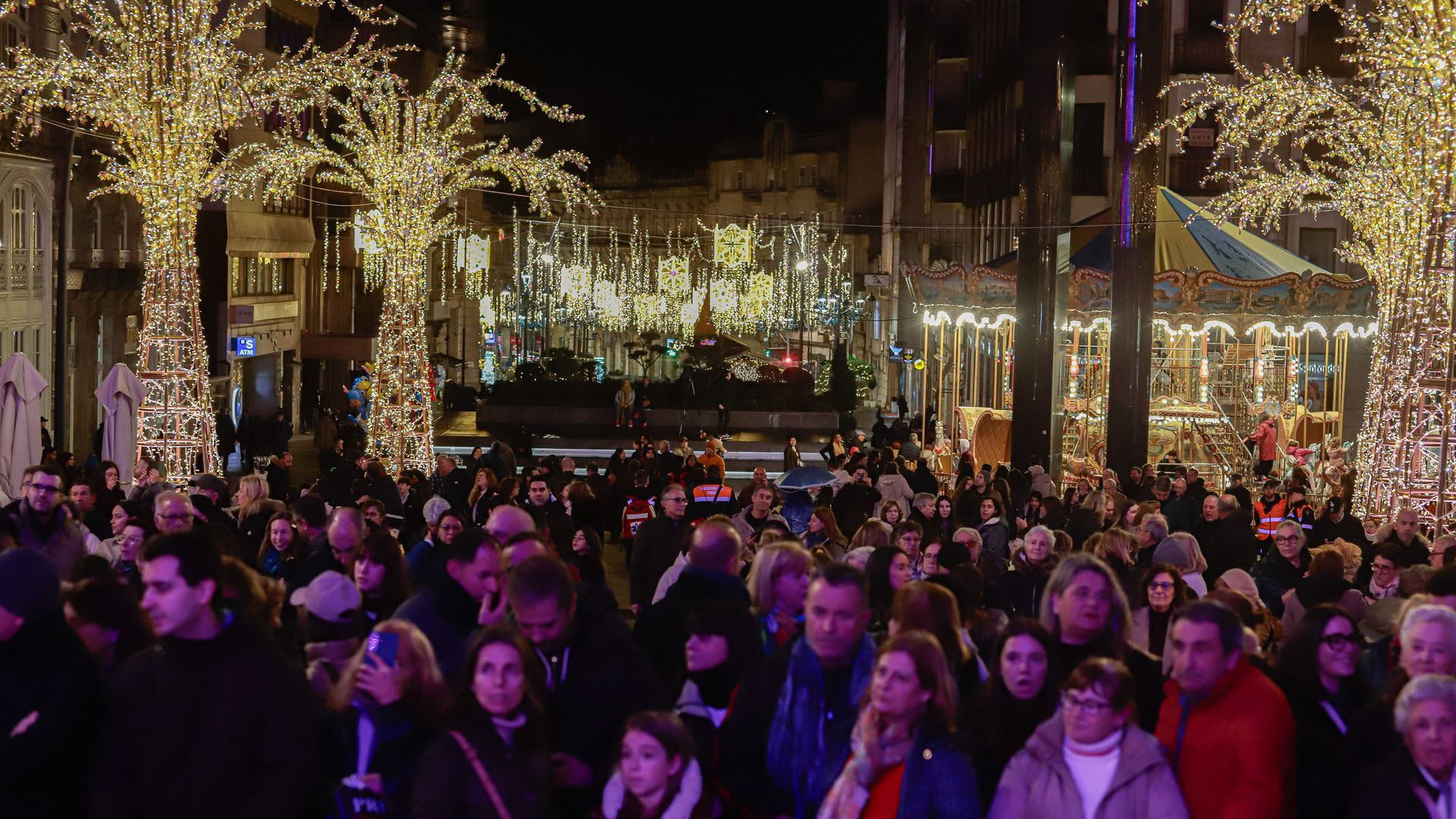 Cientos de personas asisten al apagado de las luces de Navidad en Porta do Sol, a 11 de enero de 2026, en Vigo, Pontevedra
