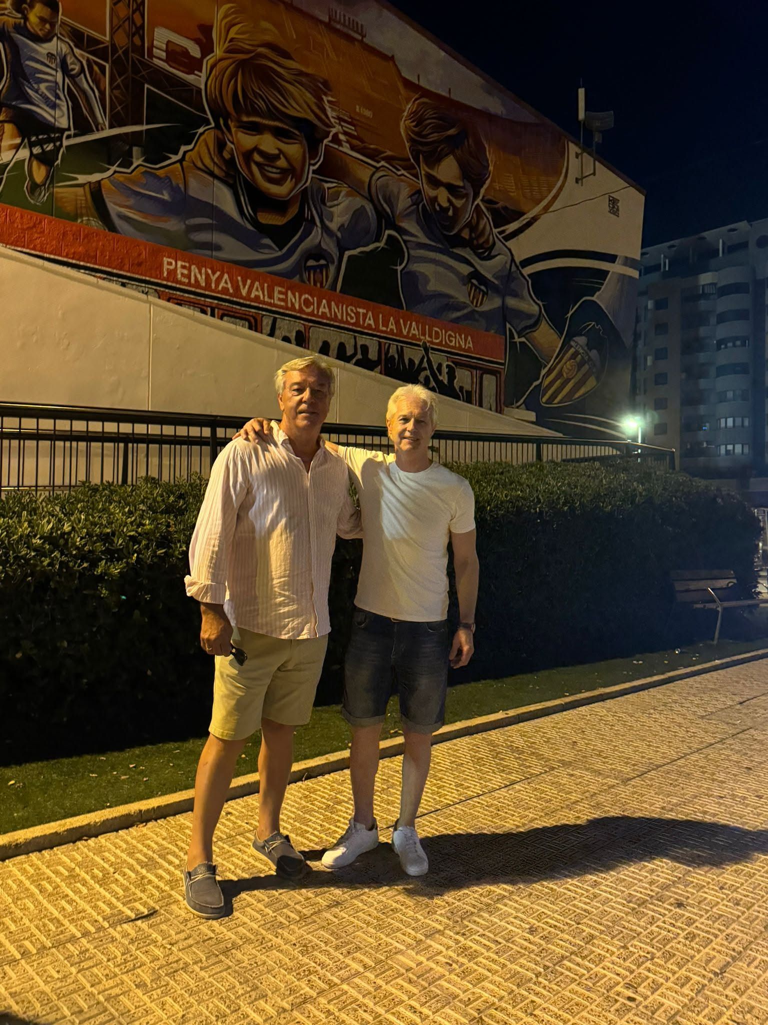 César y Paco Ferrando junto a su mural en Tavernes
