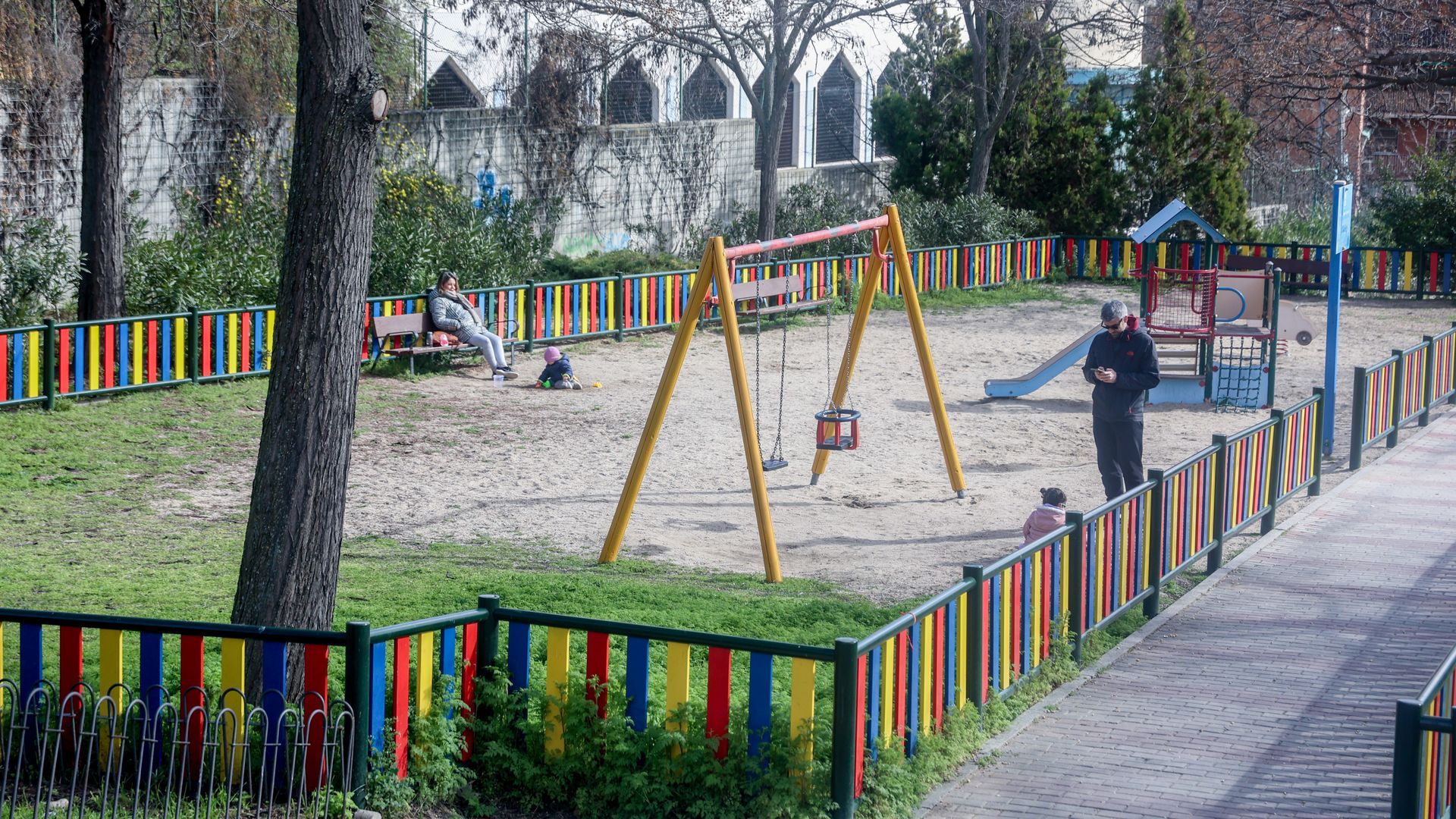 Dos niños juegan en un parque infantil madrileño de arena en 2024