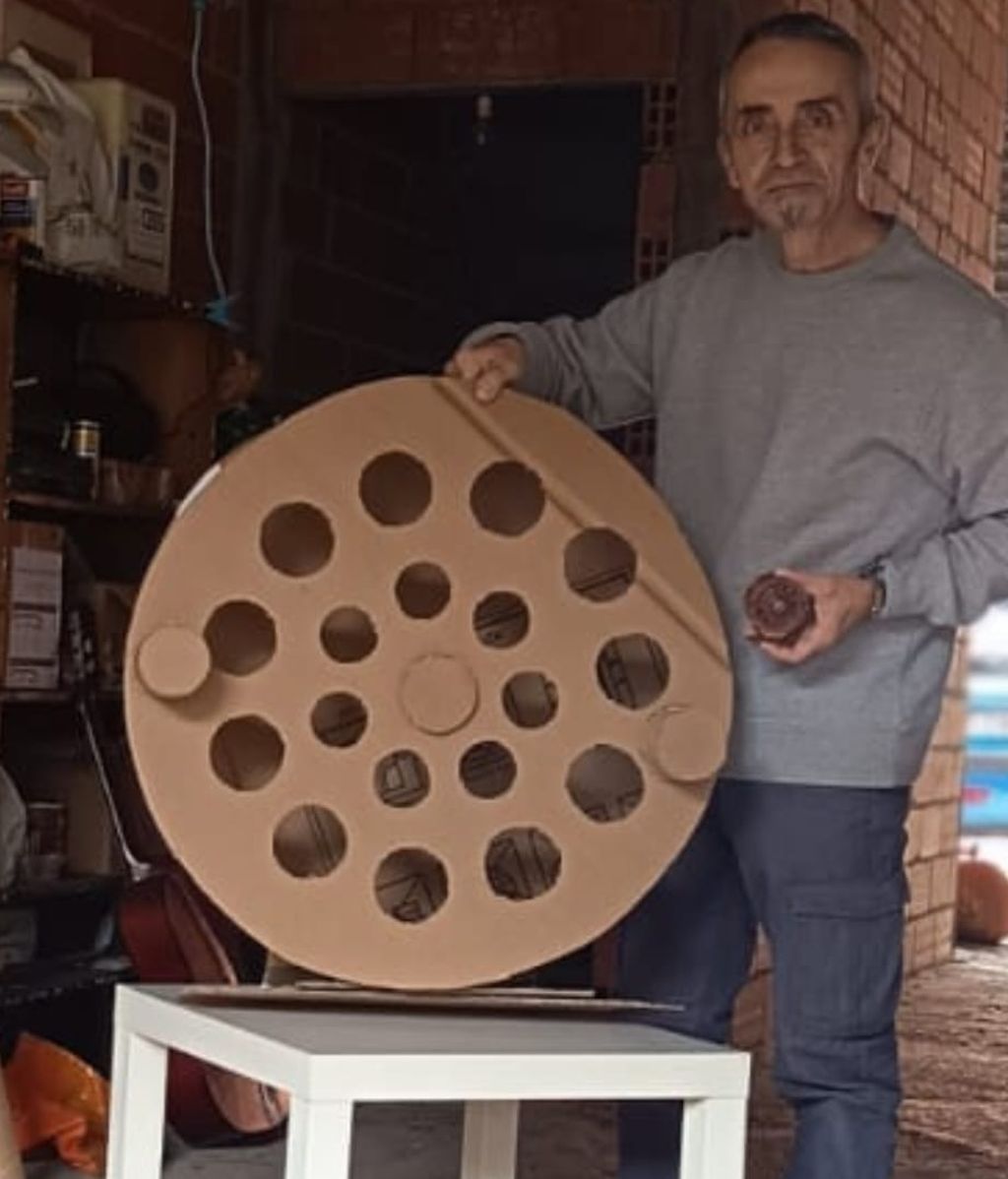 El artesano Suso Vilar ya ha comenzado la elaboración de la caña de pescar más grande del mundo