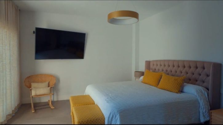 El dormitorio, al igual que el salón, tiene pinceladas mostaza