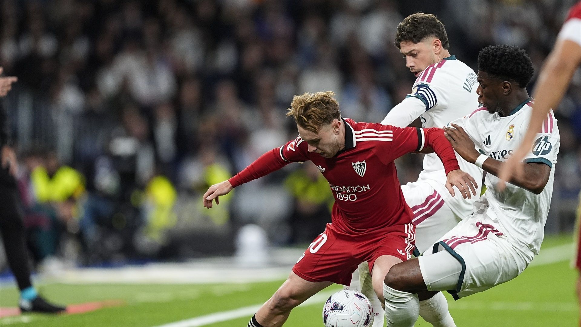 Fede Valverde y Tchouaméni defienden a Peque en el partido contra el Sevilla