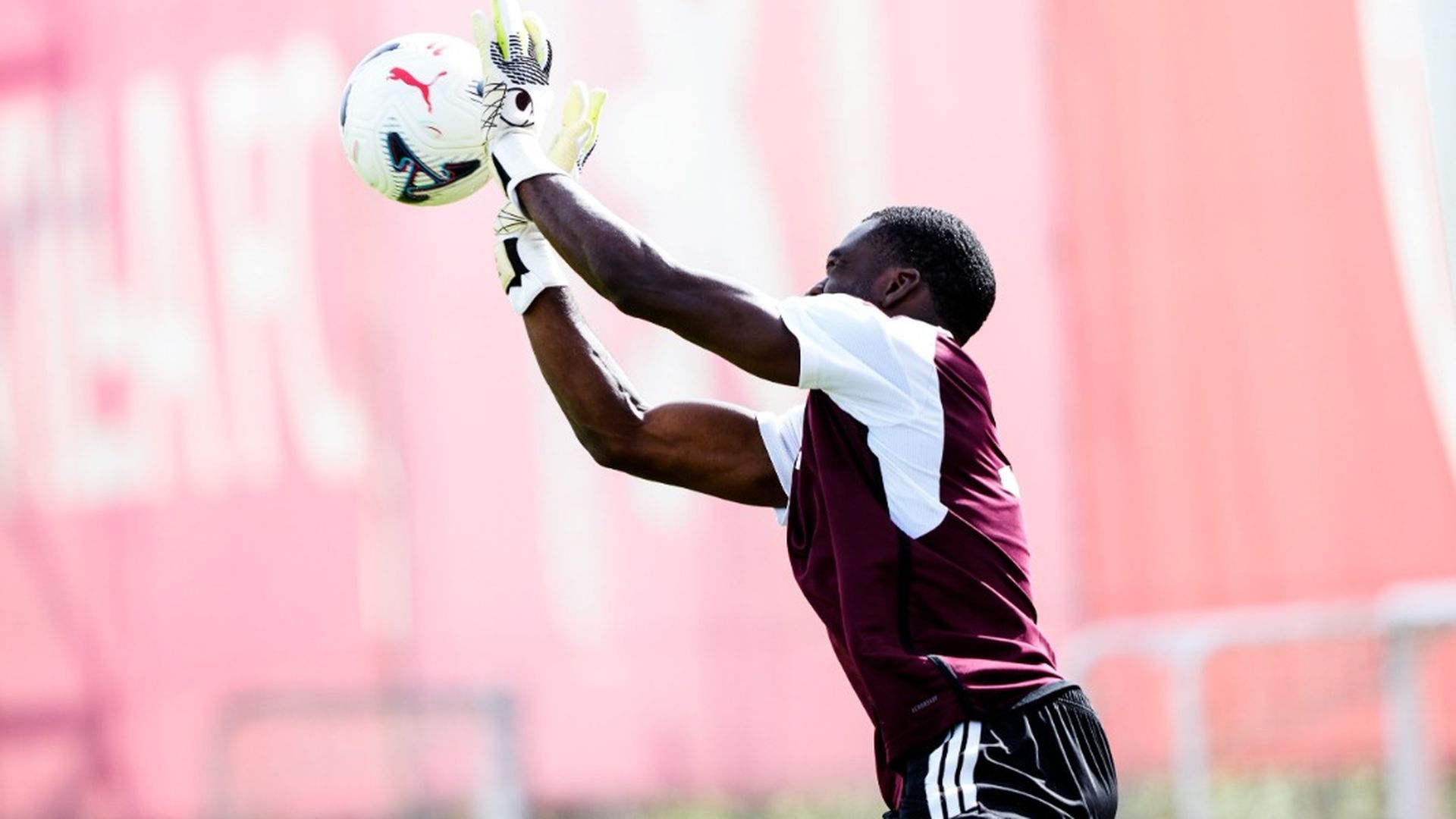 Fofana, entrenando como portero en la ciudad deportiva