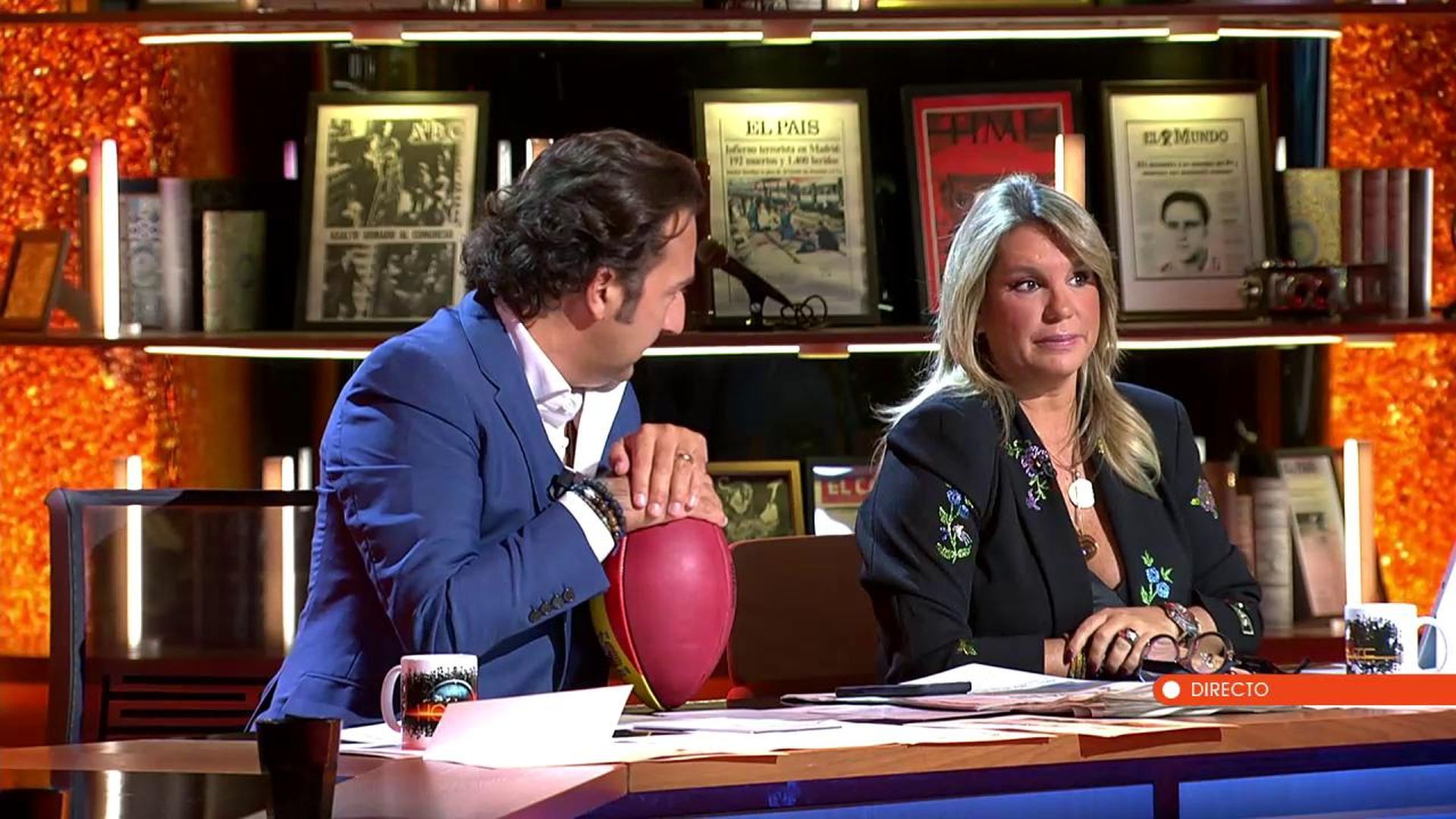Iker Jimenez y Carmen Porter con el balón del NFL Madrid Game en Horizonte
