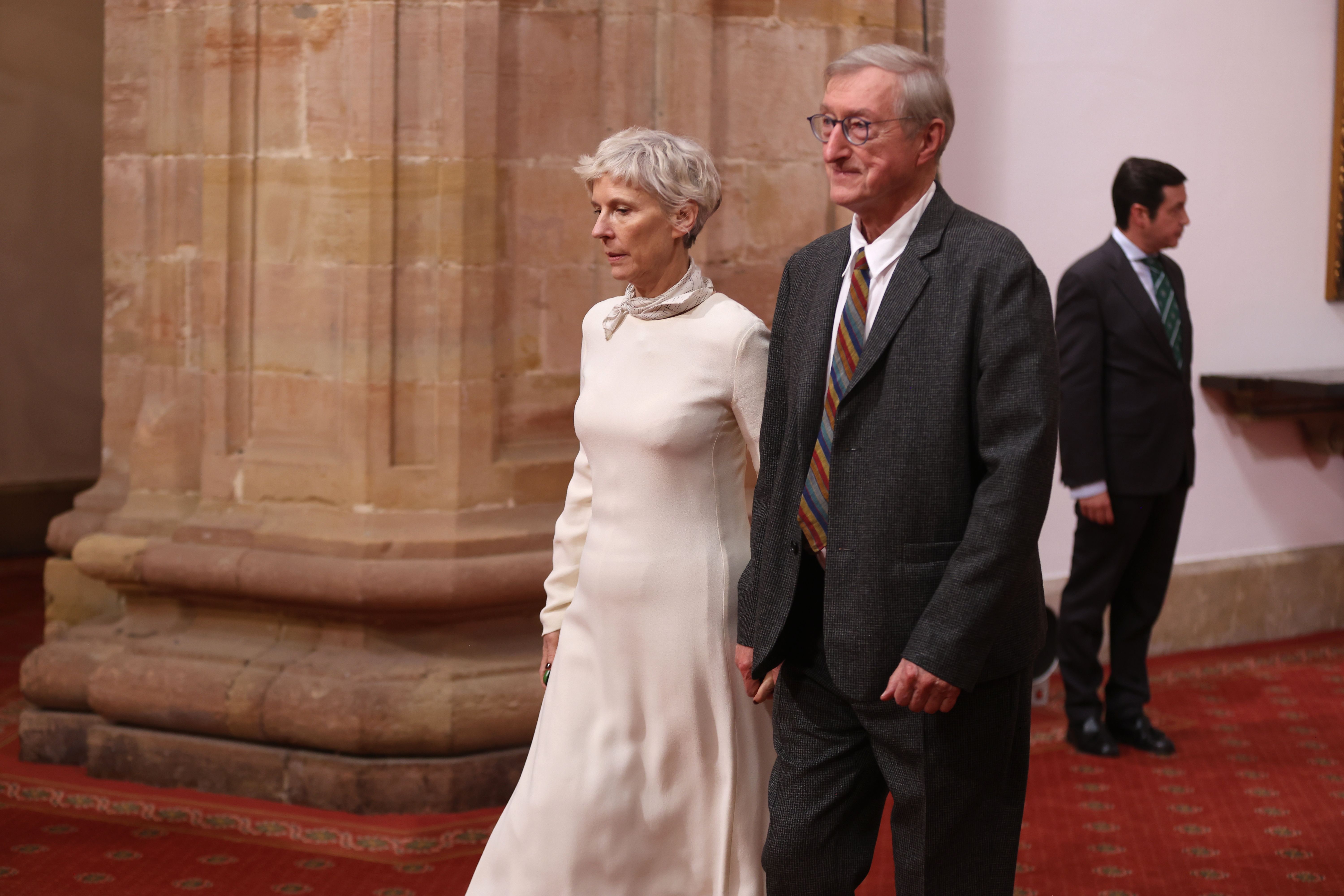 Julián Barnes junto a su mujer durante la recepción de los Premiados Princesa de Asturias 2026