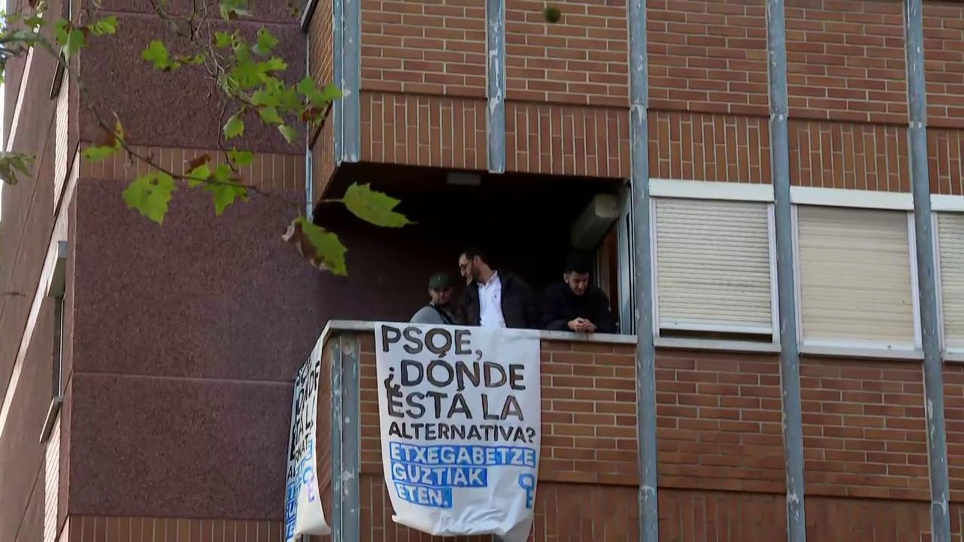 La familia con seis niños de Vitoria ya está en la calle: el desahucio se ha ejecutado tras una mañana de tensión y cargas policiales La familia con seis niños de Vitoria ya está en la calle: el desahucio se ha ejecutado tras una mañana de tensión y cargas policiales