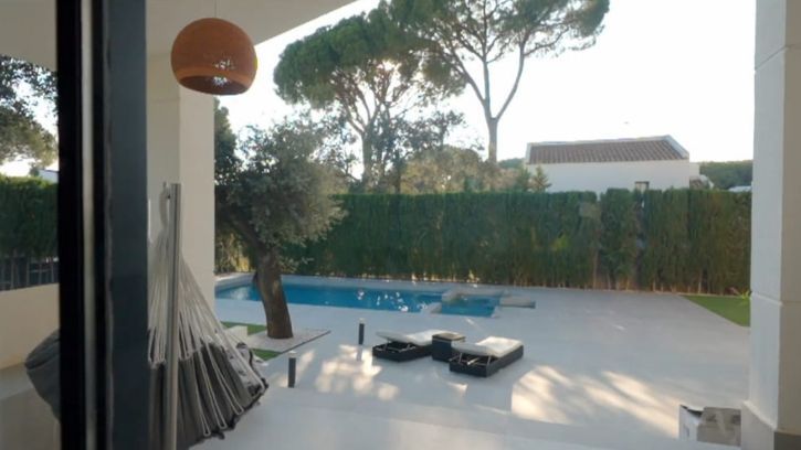 La piscina se convierte en la protagonista del jardín