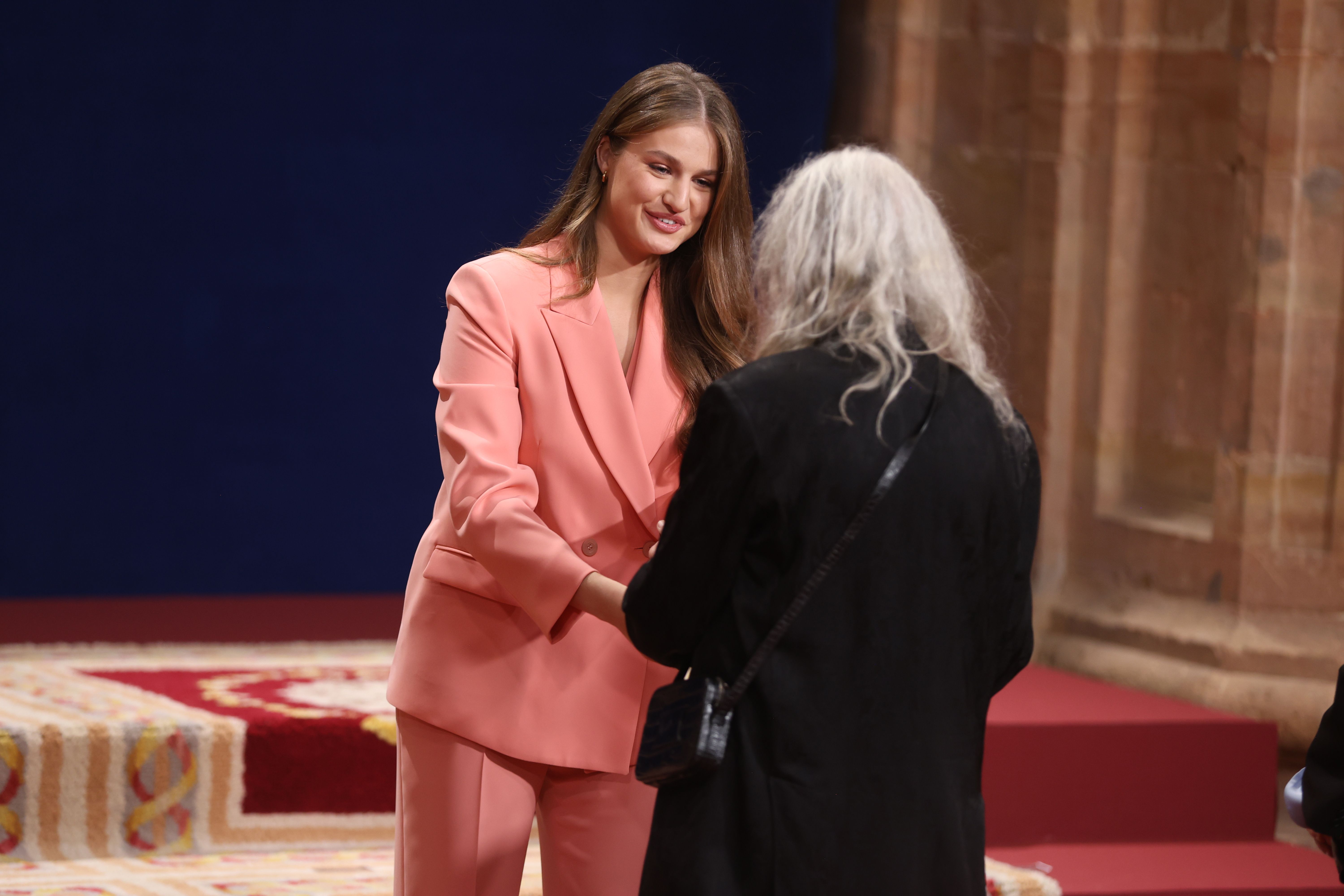La princesa Leonor saluda al Premio Princesa de Asturias de las Artes 2026, Patti Smith