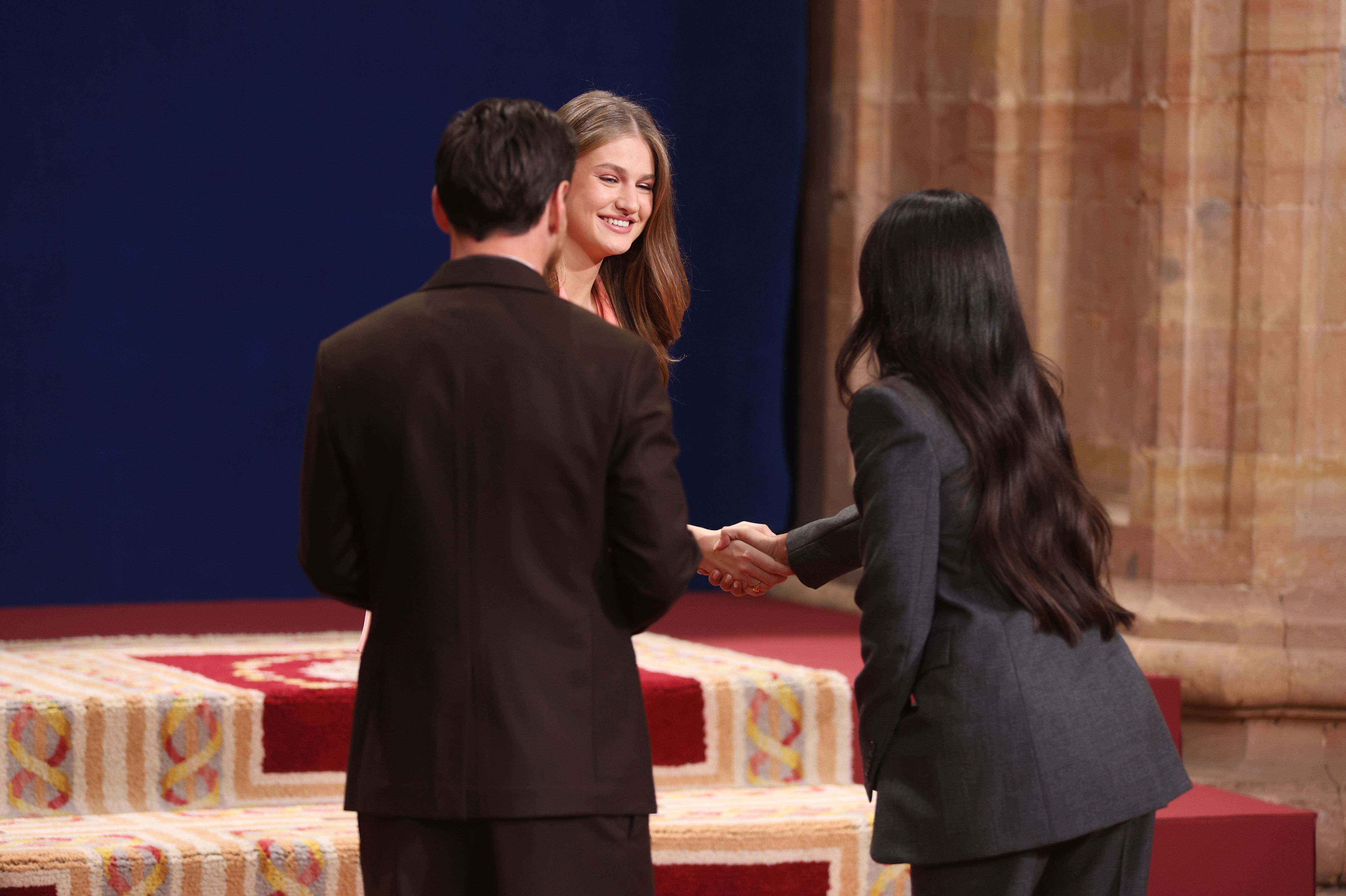 La princesa Leonor saluda al Premio Princesa de Asturias del Deporte 2026, Leo Messi, y a su mujer, Antonella Roccuzzo