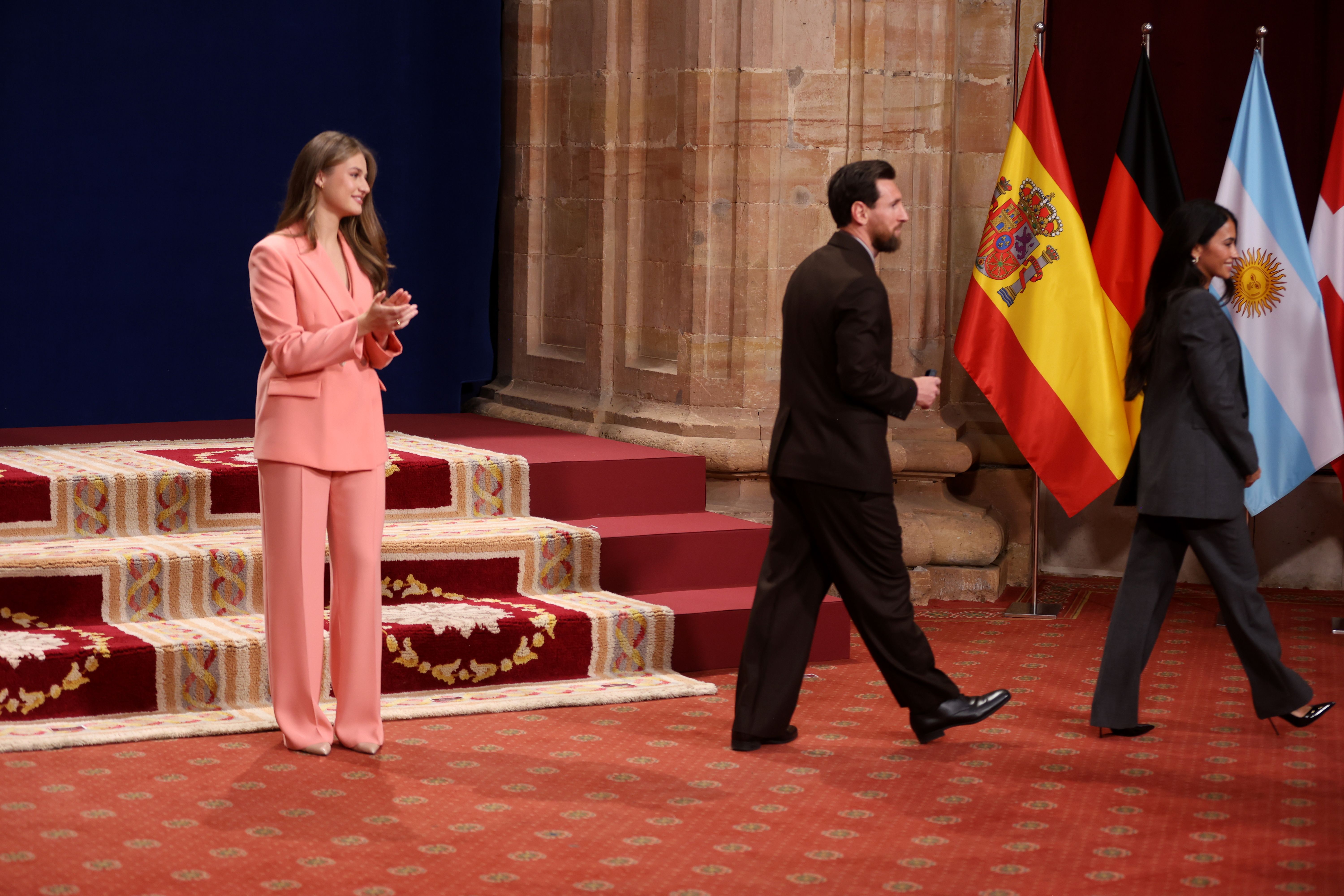 La princesa Leonor saluda al Premio Princesa de Asturias del Deporte 2026, Leo Messi, y a su mujer, Antonella Roccuzzo