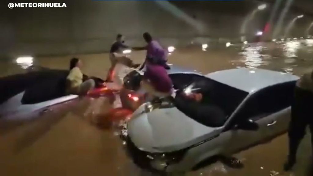 Las horas de angustia de Nerea y una amiga atrapadas en un túnel de la AP-7 en Orihuela, Alicante, por las lluvias de la DANA: "Pasé mucho miedo, la verdad"