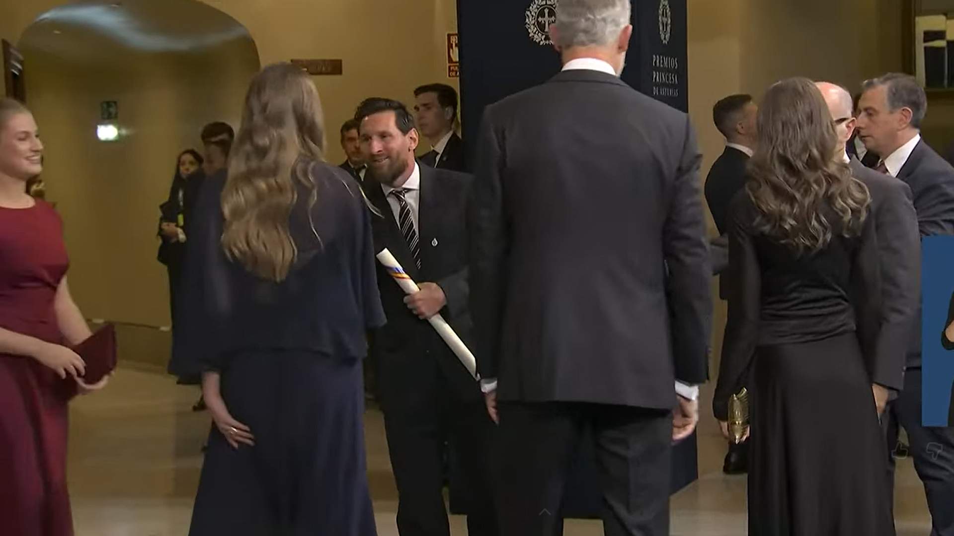 Leo Messi se despide de los reyes Felipe VI y Letizia al abandonar apresuradamente el Teatro Campoamor