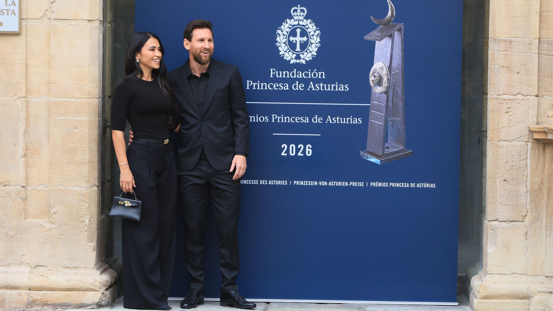 Leo Messi y su pareja, Antonella Roccuzzo, a su paso por Oviedo durante los Premios Princesa de Asturias 2026