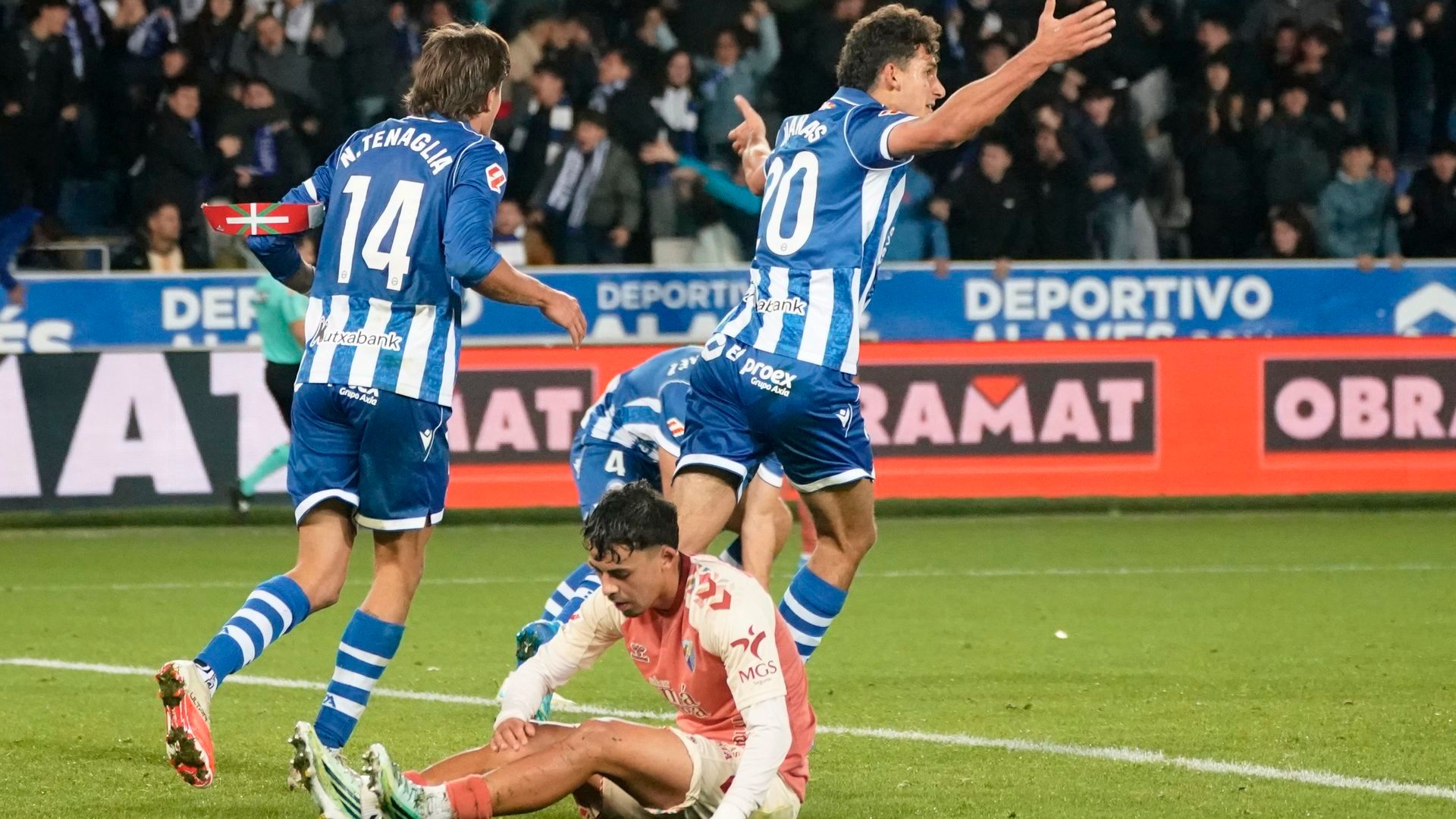 Los jugadores del Alavés celebran el gol del empate.