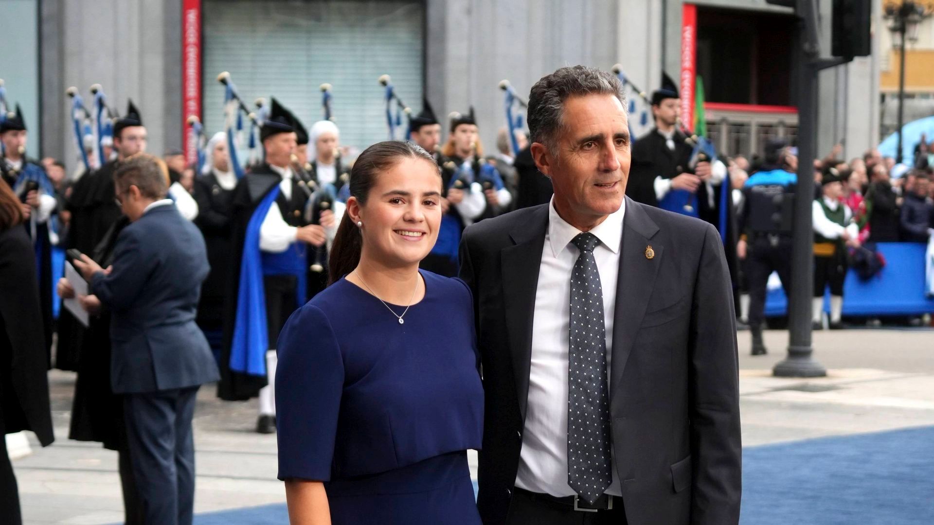 Miguel Induráin y su hija, a su llegada al Teatro Campoamor